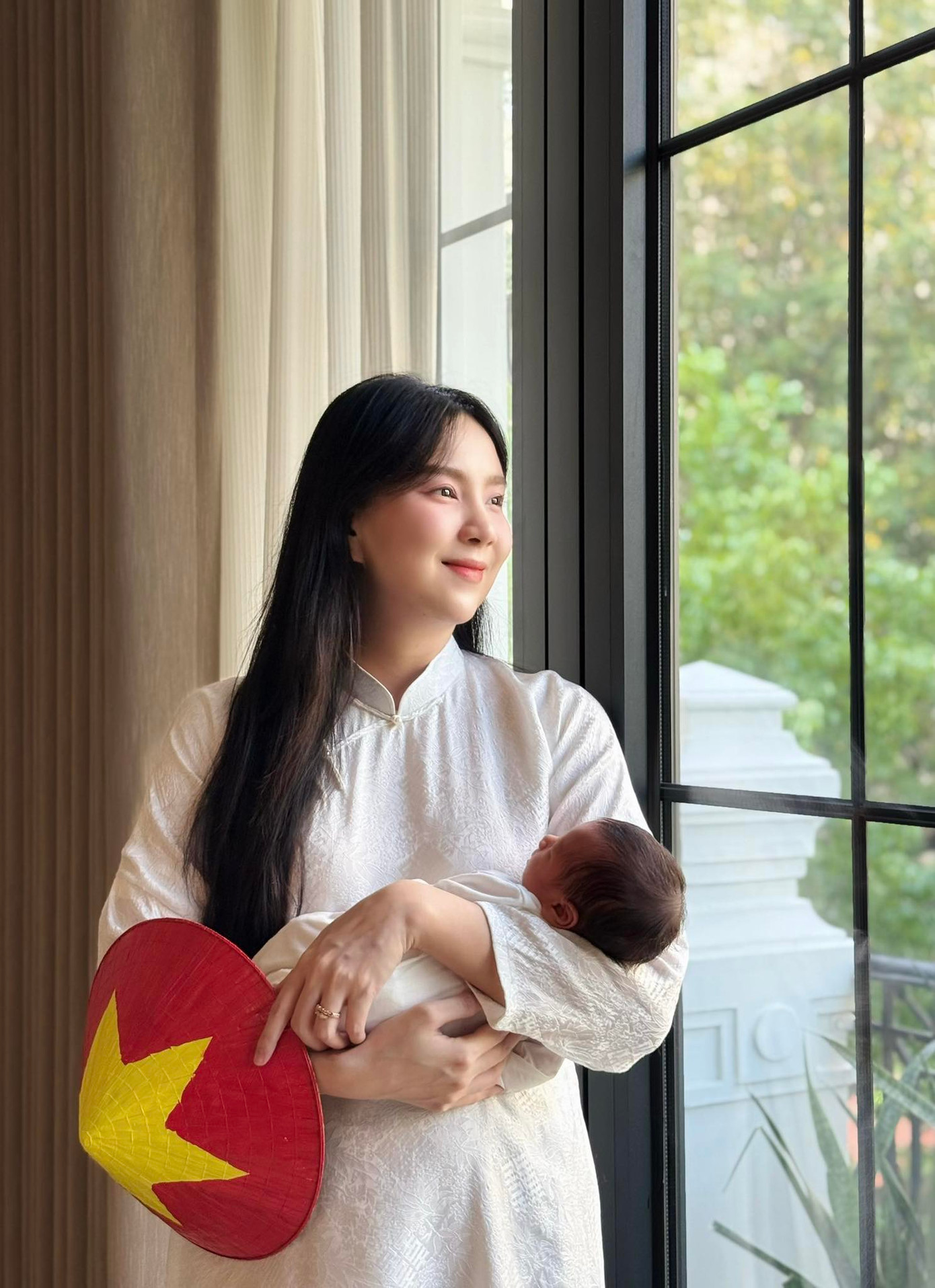 MC Mai Ngọc xuất hiện sau 10 ngày sinh con. Cô diện áo dài, tay bồng con và cầm nón sơn cờ đỏ sao vàng. “Tình yêu đầu tiên là tình yêu đất nước. Biết ơn hoà bình, biết ơn khi được sinh ra là người Việt Nam. Chúc mừng 50 năm Giải phóng miền Nam, thống nhất đất nước. Em bé đã may mắn được đón ngày lễ lớn của dân tộc. Nhật ký ở cữ ngày thứ 10 của 2 mẹ con”, MC Mai Ngọc chia sẻ.