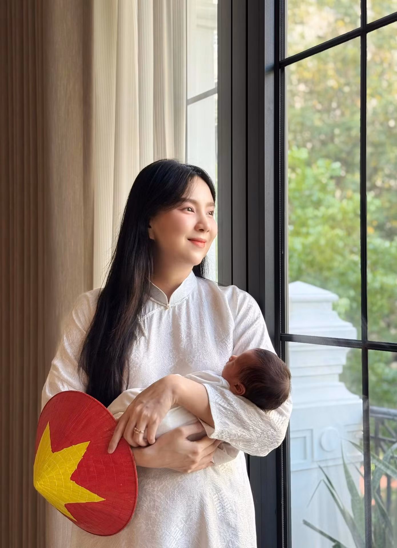 MC Mai Ngọc xuất hiện sau 10 ngày sinh con. Cô diện áo dài, tay bồng con và cầm nón sơn cờ đỏ sao vàng. “Tình yêu đầu tiên là tình yêu đất nước. Biết ơn hoà bình, biết ơn khi được sinh ra là người Việt Nam. Chúc mừng 50 năm Giải phóng miền Nam, thống nhất đất nước. Em bé đã may mắn được đón ngày lễ lớn của dân tộc. Nhật ký ở cữ ngày thứ 10 của 2 mẹ con”, MC Mai Ngọc chia sẻ.