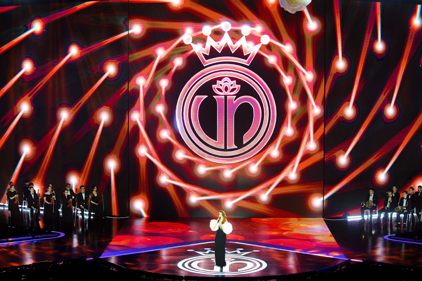 Nghệ sĩ biểu diễn và thí sinh luôn là nhân vật trung tâm, làm nổi bật sự hoành tráng và mãn nhãn của sân khấu. Nghệ sĩ biểu diễn và thí sinh luôn là nhân vật trung tâm, làm nổi bật sự hoành tráng và mãn nhãn của sân khấu.