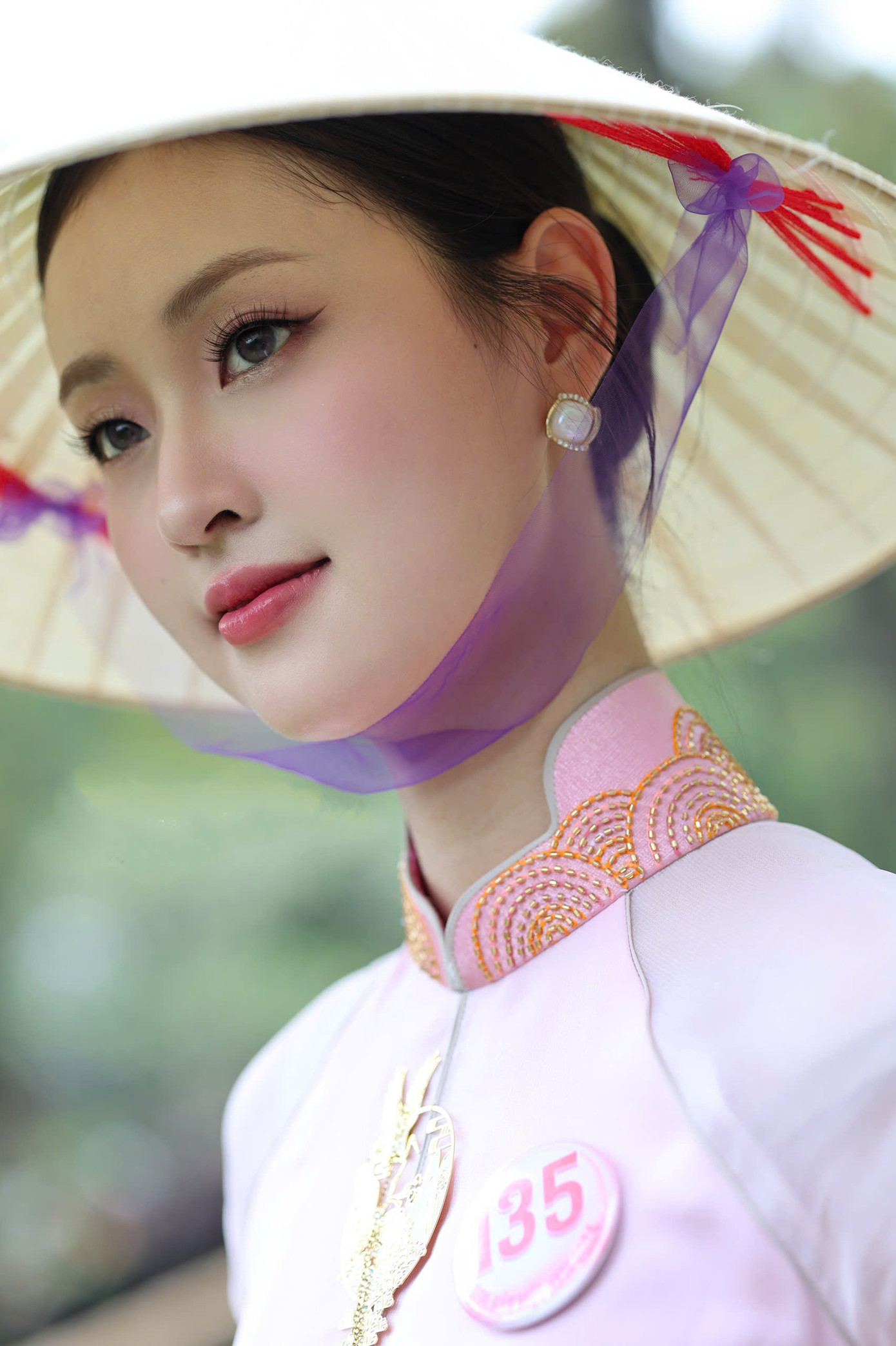 Tú Anh sinh năm 2003, đến từ Nghệ An. Cô là sinh viên năm cuối Đại học Ngoại thương Hà Nội. Tú Anh sinh năm 2003, đến từ Nghệ An. Cô là sinh viên năm cuối Đại học Ngoại thương Hà Nội.