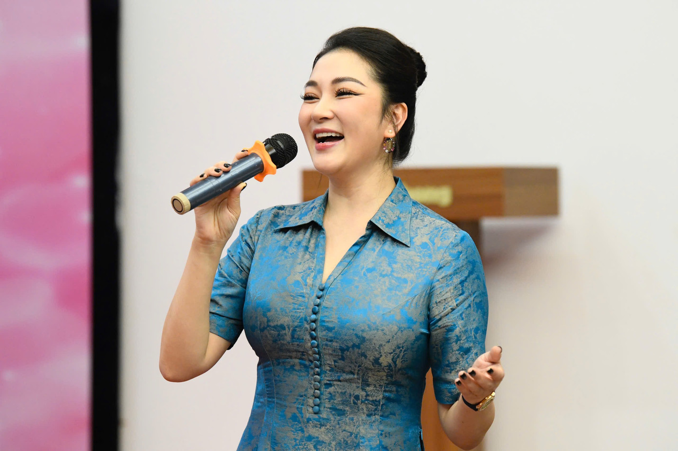 Người đẹp sinh năm 1985 chia sẻ kinh nghiệm cô từng gạt bỏ hết sự e dè, ngại ngùng để tỏa sáng trên sân khấu. Đặc biệt thời điểm đại diện Việt Nam thi Hoa hậu Thế giới, cô luôn tìm vị trí nổi bật cho bản thân. Đối với cô, đó là cách thể hiện lòng tự hào dân tộc.