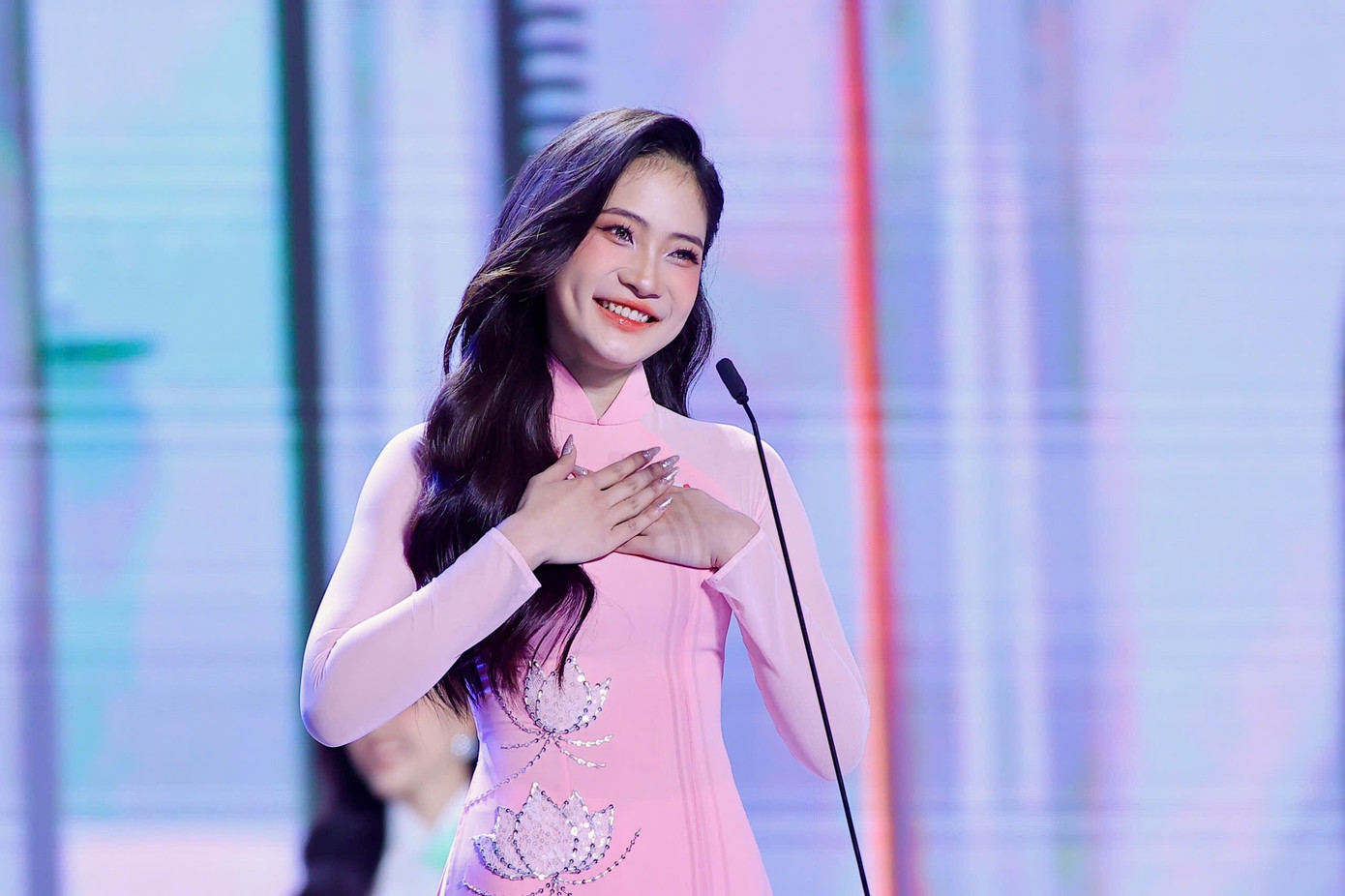 Thí sinh Phùng Thị Hương Giang, sinh năm 2004, đến từ Thanh Hóa, sinh viên Đại học Greenwich Việt Nam. Cô sở hữu chiều cao 1,75 m và đôi chân thẳng tắp. Thí sinh Phùng Thị Hương Giang, sinh năm 2004, đến từ Thanh Hóa, sinh viên Đại học Greenwich Việt Nam. Cô sở hữu chiều cao 1,75 m và đôi chân thẳng tắp.