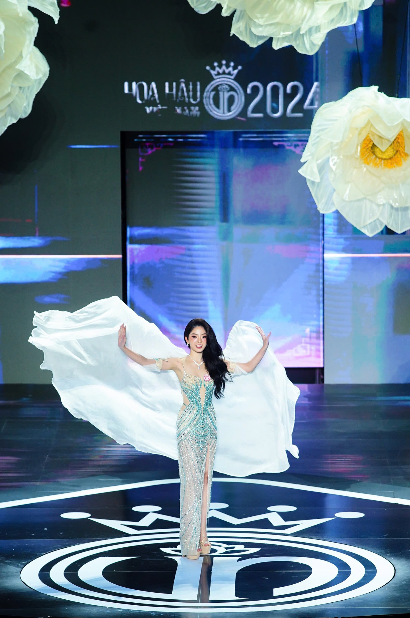 Nhà thơ Trần Hữu Việt - Trưởng Ban giám khảo Hoa hậu Việt Nam 2024 - nhấn mạnh đạo diễn sân khấu bám sát từ khóa chủ đề Rạng rỡ Việt Nam. Suốt thời lượng đêm thi, thí sinh xuất hiện rạng rỡ, kết hợp cùng MC sôi nổi và những ca khúc hướng tới hơi thở của đời sống hôm nay. Nhà thơ Trần Hữu Việt - Trưởng Ban giám khảo Hoa hậu Việt Nam 2024 - nhấn mạnh đạo diễn sân khấu bám sát từ khóa chủ đề Rạng rỡ Việt Nam. Suốt thời lượng đêm thi, thí sinh xuất hiện rạng rỡ, kết hợp cùng MC sôi nổi và những ca khúc hướng tới hơi thở của đời sống hôm nay.