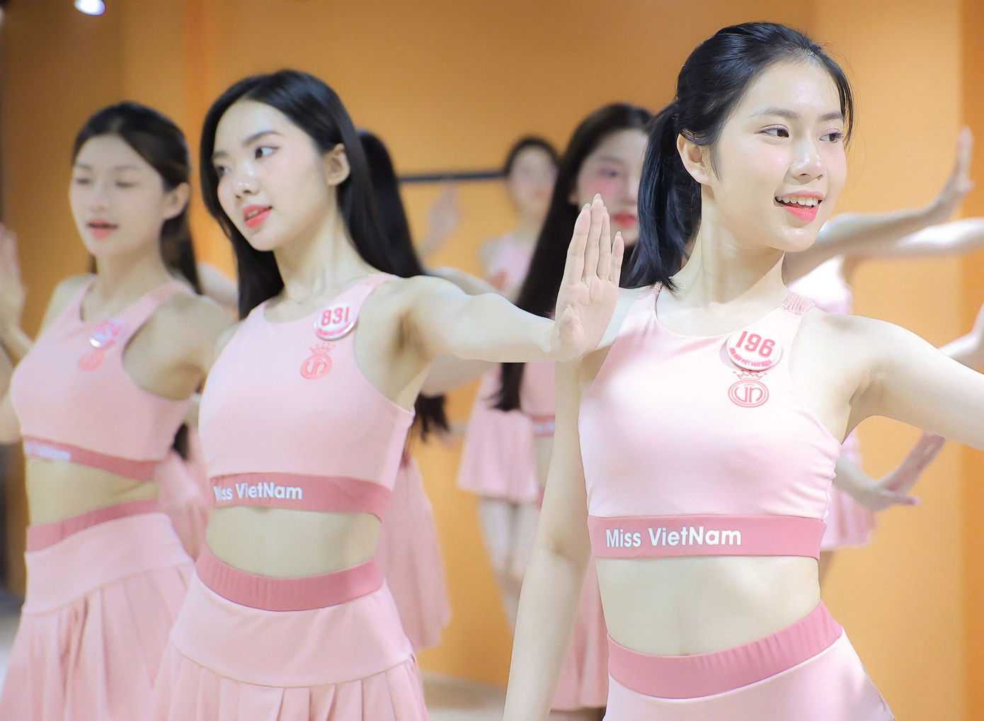 Không chỉ tập vũ đạo, các thí sinh được hướng dẫn để "bắt trend" ca khúc đang thịnh hành Bắc Bling. Không chỉ tập vũ đạo, các thí sinh được hướng dẫn để "bắt trend" ca khúc đang thịnh hành Bắc Bling.