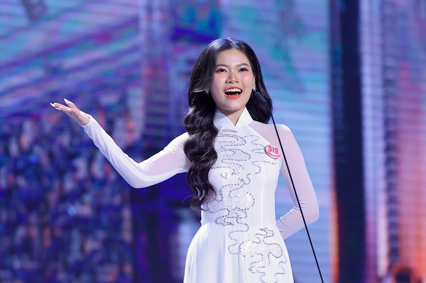 Thí sinh Hồ Yến Linh, sinh năm 2004, đến từ Hà Nội, sinh viên Đại học Mỹ thuật Công nghiệp. Cô có bằng tiếng Nhật JLPT, hạng N4. Thí sinh Hồ Yến Linh, sinh năm 2004, đến từ Hà Nội, sinh viên Đại học Mỹ thuật Công nghiệp. Cô có bằng tiếng Nhật JLPT, hạng N4.