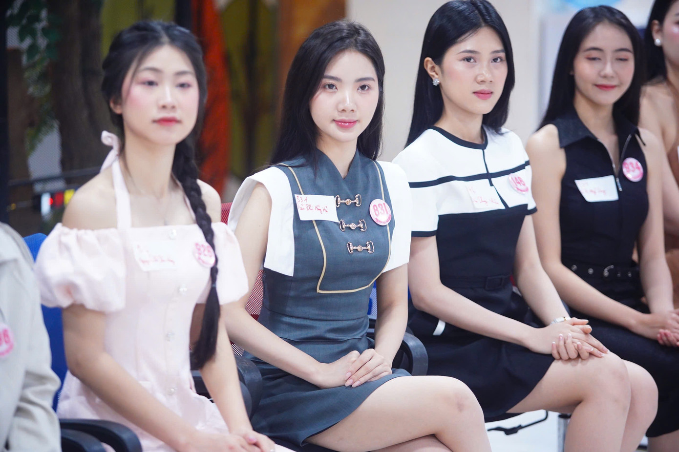 Sau buổi học luyện thanh, thí sinh Hoa hậu Việt Nam tiếp tục được đào tạo về kỹ năng tranh biện, hùng biện.