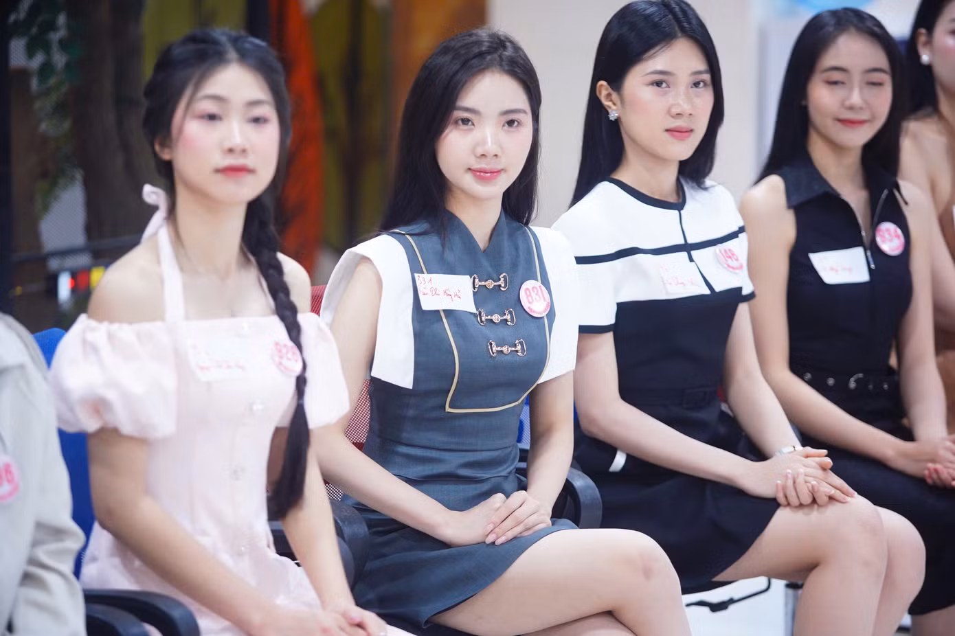 Sau buổi học luyện thanh, thí sinh Hoa hậu Việt Nam tiếp tục được đào tạo về kỹ năng tranh biện, hùng biện.
