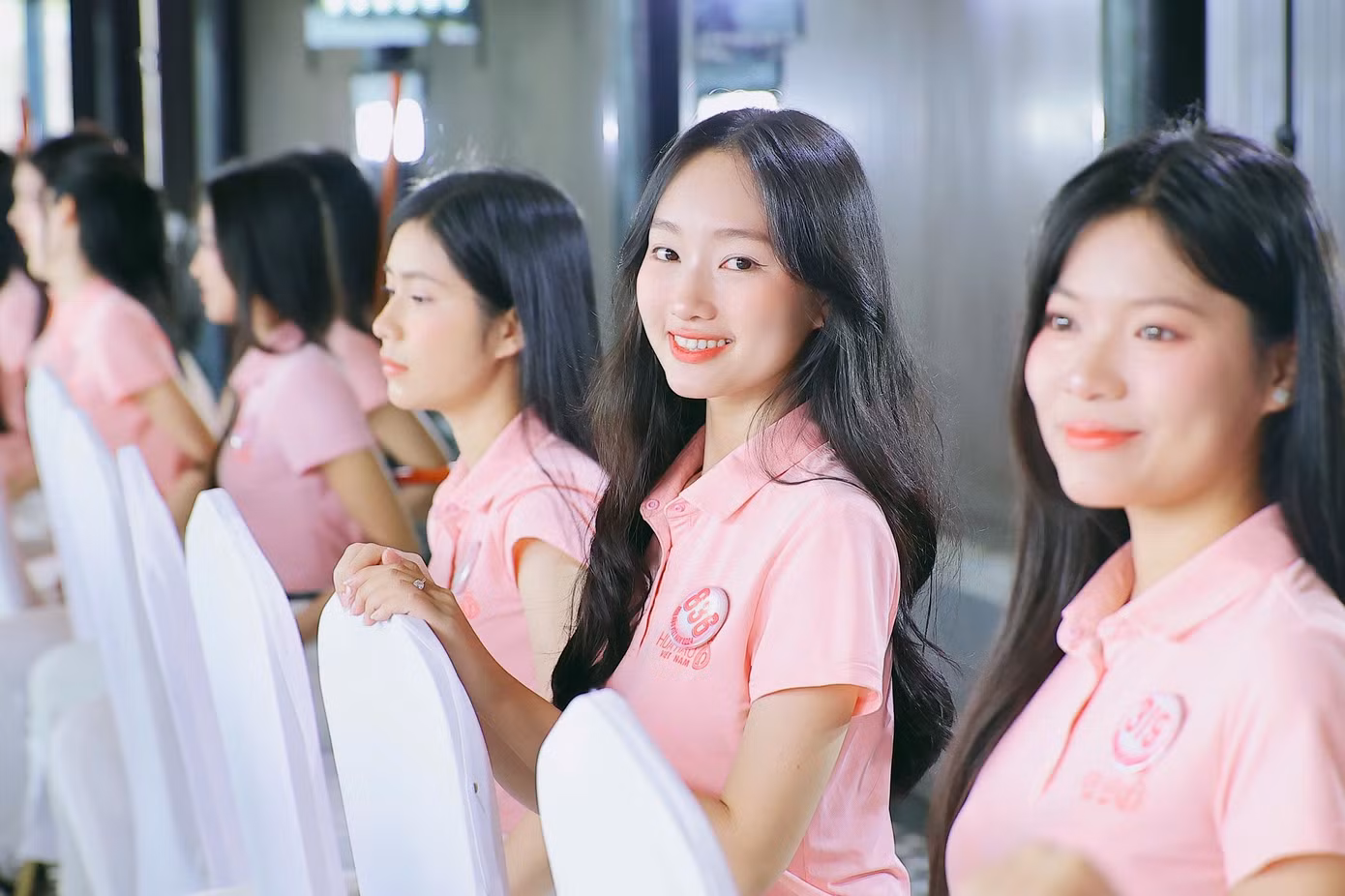 Ngôn ngữ cơ thể thể hiện qua những tác phong, hành động, cử chỉ, biểu cảm của con người. Thông qua đó, thể hiện hình ảnh cá nhân chuyên nghiệp hóa, nhận diện và khẳng định thương hiệu trong tập thể, xã hội.