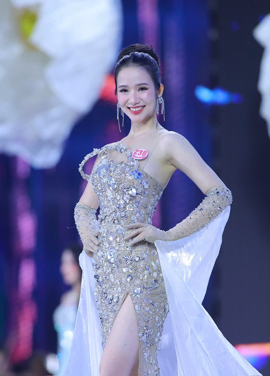 Chiếc váy xẻ cao giúp thí sinh Nguyễn Phương Nhi (238) khoe đôi chân thon dài, thẳng tắp. Cô cao 1,71 m và số đo ba vòng 75-57-89 cm. Chiếc váy xẻ cao giúp thí sinh Nguyễn Phương Nhi (238) khoe đôi chân thon dài, thẳng tắp. Cô cao 1,71 m và số đo ba vòng 75-57-89 cm.