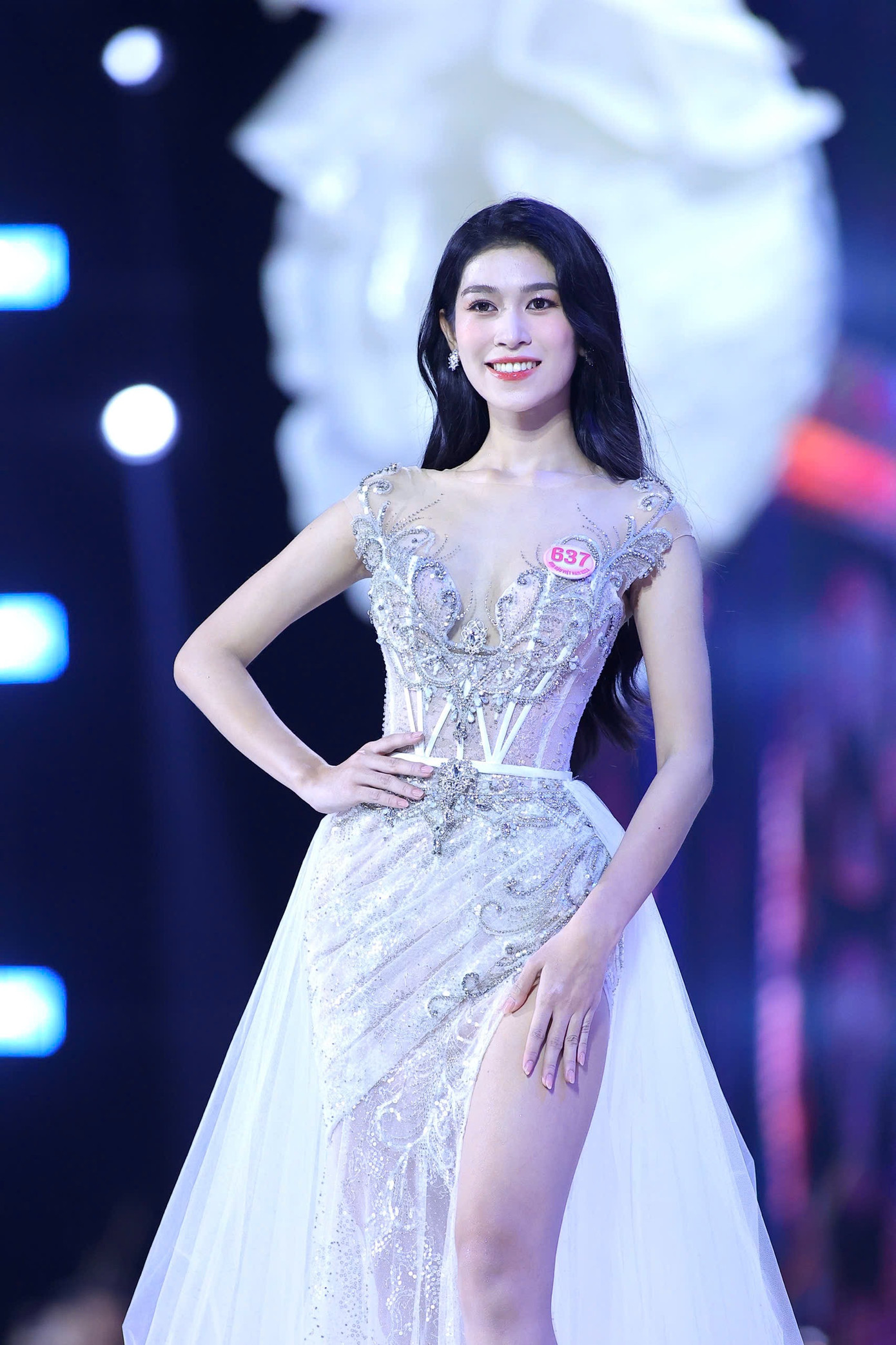 Nữ sinh của Học viện Ngoại giao, Nguyễn Thanh Thảo (637) khoe trọn vóc dáng thanh mảnh trong bộ đầm xuyên thấu và xẻ cao. Cô cao 1,7 m, nặng 48 kg, số đo ba vòng 75-59-90 cm. Nữ sinh của Học viện Ngoại giao, Nguyễn Thanh Thảo (637) khoe trọn vóc dáng thanh mảnh trong bộ đầm xuyên thấu và xẻ cao. Cô cao 1,7 m, nặng 48 kg, số đo ba vòng 75-59-90 cm.