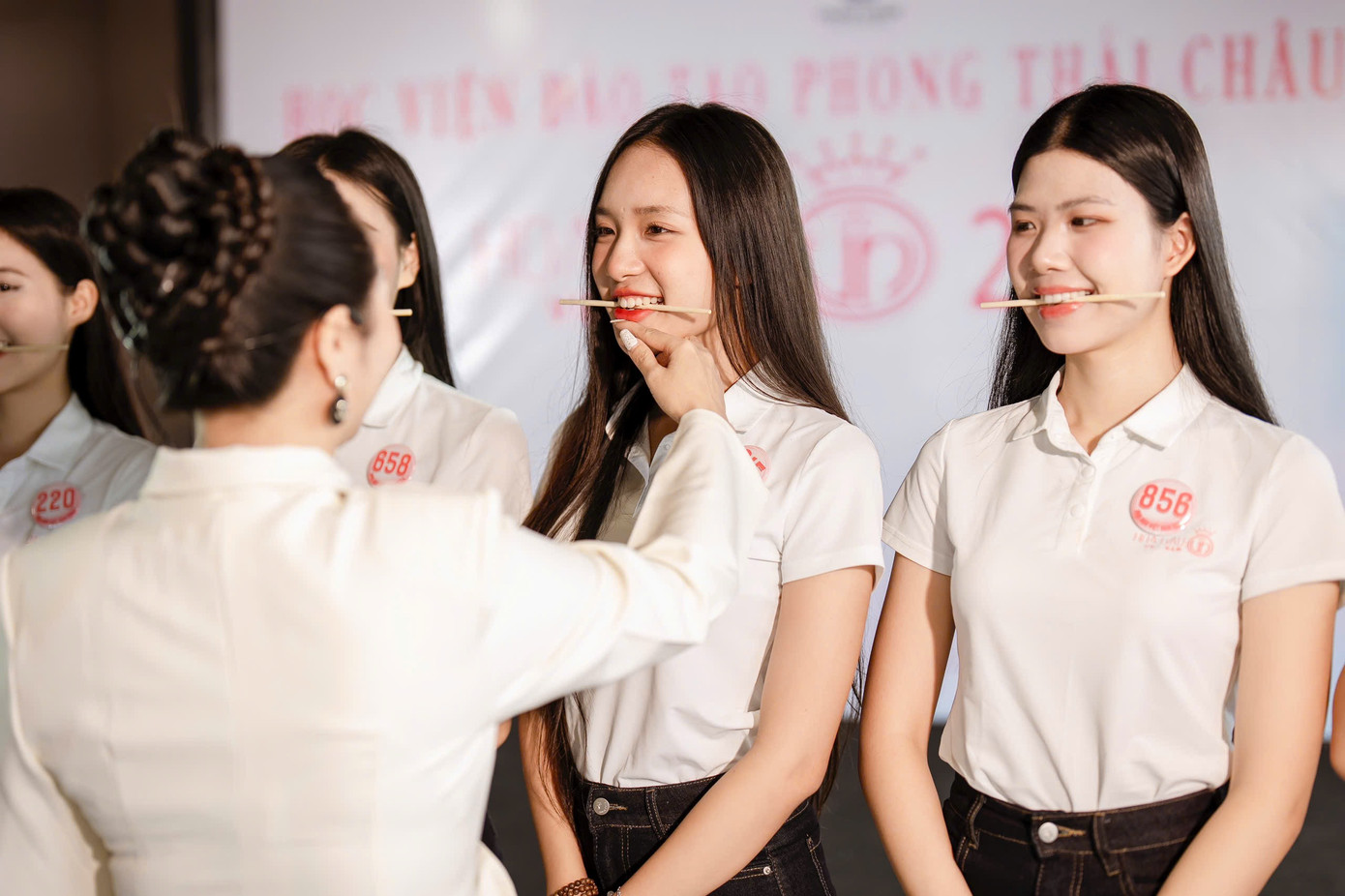 Tại buổi học, chuyên gia Châu Loan chia sẻ nhiều kiến thức và kỹ năng giúp các thí sinh hoàn thiện hơn trong hành trình chinh phục vương miện Hoa hậu Việt Nam 2024.