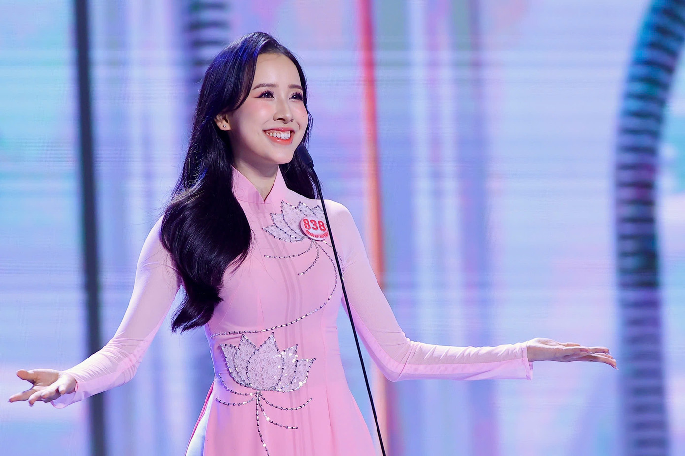 Hà Thu Trang sinh năm 2003, đến từ Cao Bằng, sinh viên Đại học RMIT. Cô là một trong những thí sinh có trình độ ngoại ngữ ấn tượng ở cuộc thi năm nay với điểm TOEIC 960/990 trong lần thi đầu tiên. Hà Thu Trang sinh năm 2003, đến từ Cao Bằng, sinh viên Đại học RMIT. Cô là một trong những thí sinh có trình độ ngoại ngữ ấn tượng ở cuộc thi năm nay với điểm TOEIC 960/990 trong lần thi đầu tiên.