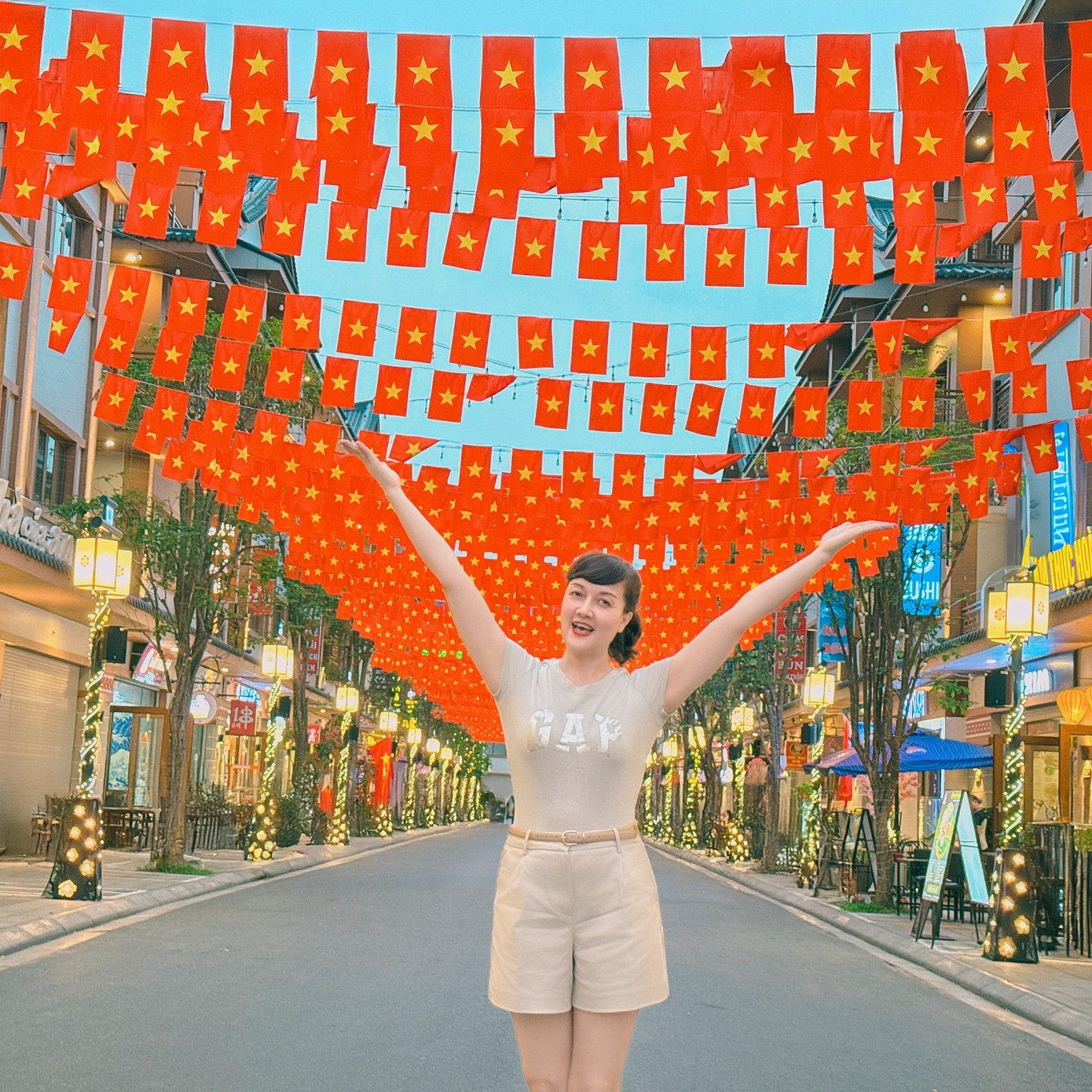 Nghệ sĩ Vân Dung chia sẻ: "Yêu nước không phải là trend/ Yêu nước nằm ở trong GEN chúng mình/ Tổ Quốc tươi đẹp hòa bình/ Cờ hoa rực rỡ lung linh khắp trời/ Biết ơn trân trọng cuộc đời/ Kiếp sau vẫn mãi là người Việt Nam".