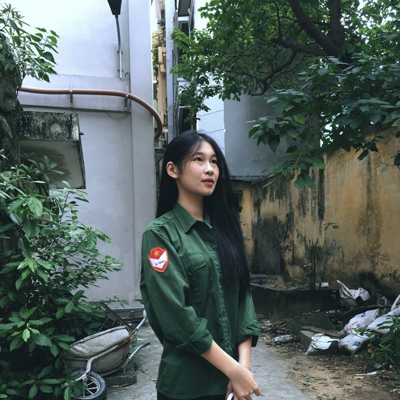 Người đẹp dân tộc Tày cho biết thêm cô cùng ông bà theo dõi lễ diễu binh, diễu hành ngày 30/4 qua màn hình nhỏ. “Tôi và gia đình hưởng ứng bằng việc treo cờ Tổ quốc, theo dõi qua tivi và mạng xã hội với tinh thần biết ơn các thế hệ đi trước đã ngã xuống cho nền độc lập ngày nay. Đồng thời, tôi tự hào về một Việt Nam ngày càng phồn thịnh phát triển”, Hiền Nhi cho hay. Người đẹp dân tộc Tày cho biết thêm cô cùng ông bà theo dõi lễ diễu binh, diễu hành ngày 30/4 qua màn hình nhỏ. “Tôi và gia đình hưởng ứng bằng việc treo cờ Tổ quốc, theo dõi qua tivi và mạng xã hội với tinh thần biết ơn các thế hệ đi trước đã ngã xuống cho nền độc lập ngày nay. Đồng thời, tôi tự hào về một Việt Nam ngày càng phồn thịnh phát triển”, Hiền Nhi cho hay.