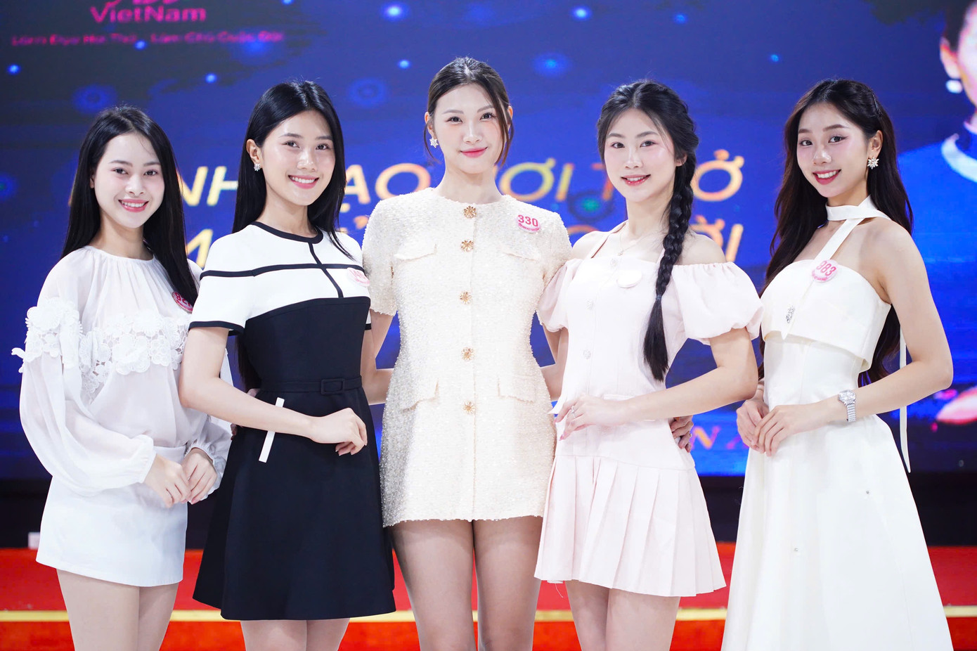 Có gần 20 ứng viên là sinh viên của Đại học Kinh tế Quốc dân đăng ký vòng Sơ khảo Hoa hậu Việt Nam 2024. Trong đó, 5 cô gái được gọi tên vào nhà chung gồm Lê Đoàn Kiều Trinh, Bùi Thùy Nhiên, Nguyễn Thu Thảo, Nguyễn Thị Thu Hằng và Phạm Thùy Dương.