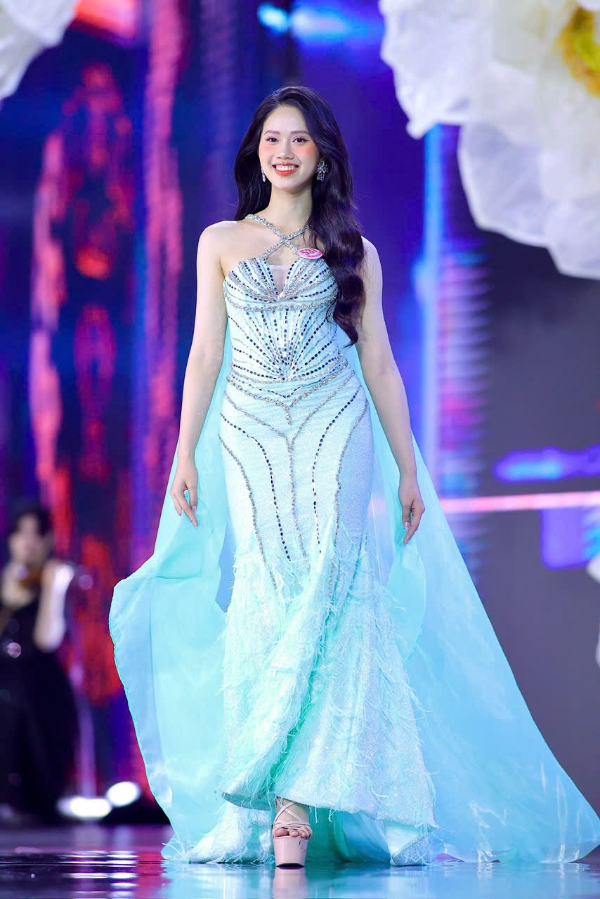 Ngay từ vòng Sơ khảo, thí sinh Đoàn Thị Diệu Huyền (531) gây chú ý vì vẻ ngoài giống Hoa hậu Đỗ Thị Hà. Cô gái đến từ Quảng Trị từng giành danh hiệu Hoa khôi Miss VKU 2024, Á khôi 2 và Miss Áo dài cuộc thi Đại sứ Sinh viên Đại học Đà Nẵng (Miss & Mr UD) 2024. Ngay từ vòng Sơ khảo, thí sinh Đoàn Thị Diệu Huyền (531) gây chú ý vì vẻ ngoài giống Hoa hậu Đỗ Thị Hà. Cô gái đến từ Quảng Trị từng giành danh hiệu Hoa khôi Miss VKU 2024, Á khôi 2 và Miss Áo dài cuộc thi Đại sứ Sinh viên Đại học Đà Nẵng (Miss & Mr UD) 2024.