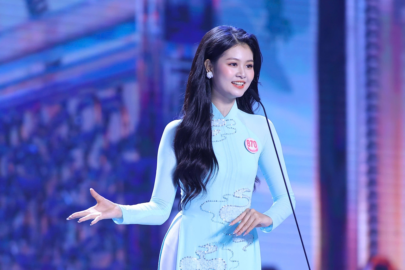 Thí sinh Hồ Ngọc Phương Linh, sinh năm 2004, đến từ Hà Tĩnh. Cô là sinh viên trường Quản trị và Kinh doanh, Đại học Quốc gia Hà Nội. Thí sinh Hồ Ngọc Phương Linh, sinh năm 2004, đến từ Hà Tĩnh. Cô là sinh viên trường Quản trị và Kinh doanh, Đại học Quốc gia Hà Nội.