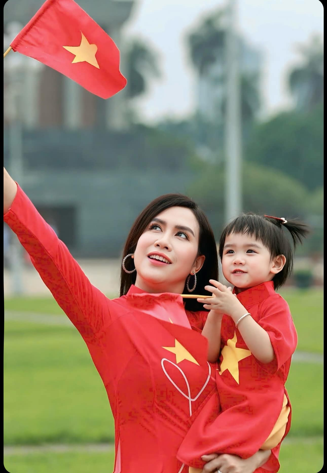 Diễn viên Trúc Mai tên thật là Đào Thanh Mai, sinh năm 1987, quê gốc Thái Bình. Cô mang hàm Thiếu tá, hiện thuộc biên chế của Nhà hát Kịch Công an nhân dân. Trúc Mai góp mặt trong nhiều phim truyền hình như Người đàn bà thứ 2, Đi qua bóng tối, Những đứa con biệt động Sài Gòn, Hãy nói lời yêu, Làng trong phố, Món quà của cha, Những nẻo đường gần xa... Diễn viên Trúc Mai tên thật là Đào Thanh Mai, sinh năm 1987, quê gốc Thái Bình. Cô mang hàm Thiếu tá, hiện thuộc biên chế của Nhà hát Kịch Công an nhân dân. Trúc Mai góp mặt trong nhiều phim truyền hình như Người đàn bà thứ 2, Đi qua bóng tối, Những đứa con biệt động Sài Gòn, Hãy nói lời yêu, Làng trong phố, Món quà của cha, Những nẻo đường gần xa...