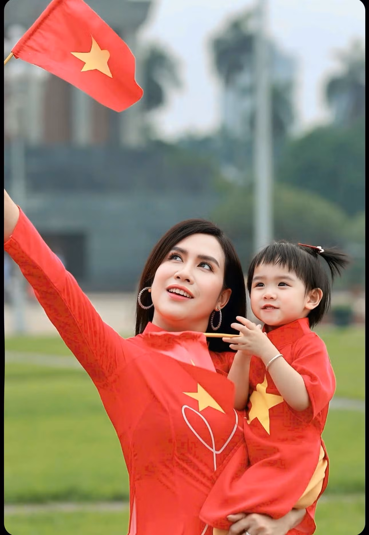 Diễn viên Trúc Mai tên thật là Đào Thanh Mai, sinh năm 1987, quê gốc Thái Bình. Cô mang hàm Thiếu tá, hiện thuộc biên chế của Nhà hát Kịch Công an nhân dân. Trúc Mai góp mặt trong nhiều phim truyền hình như Người đàn bà thứ 2, Đi qua bóng tối, Những đứa con biệt động Sài Gòn, Hãy nói lời yêu, Làng trong phố, Món quà của cha, Những nẻo đường gần xa... Diễn viên Trúc Mai tên thật là Đào Thanh Mai, sinh năm 1987, quê gốc Thái Bình. Cô mang hàm Thiếu tá, hiện thuộc biên chế của Nhà hát Kịch Công an nhân dân. Trúc Mai góp mặt trong nhiều phim truyền hình như Người đàn bà thứ 2, Đi qua bóng tối, Những đứa con biệt động Sài Gòn, Hãy nói lời yêu, Làng trong phố, Món quà của cha, Những nẻo đường gần xa...