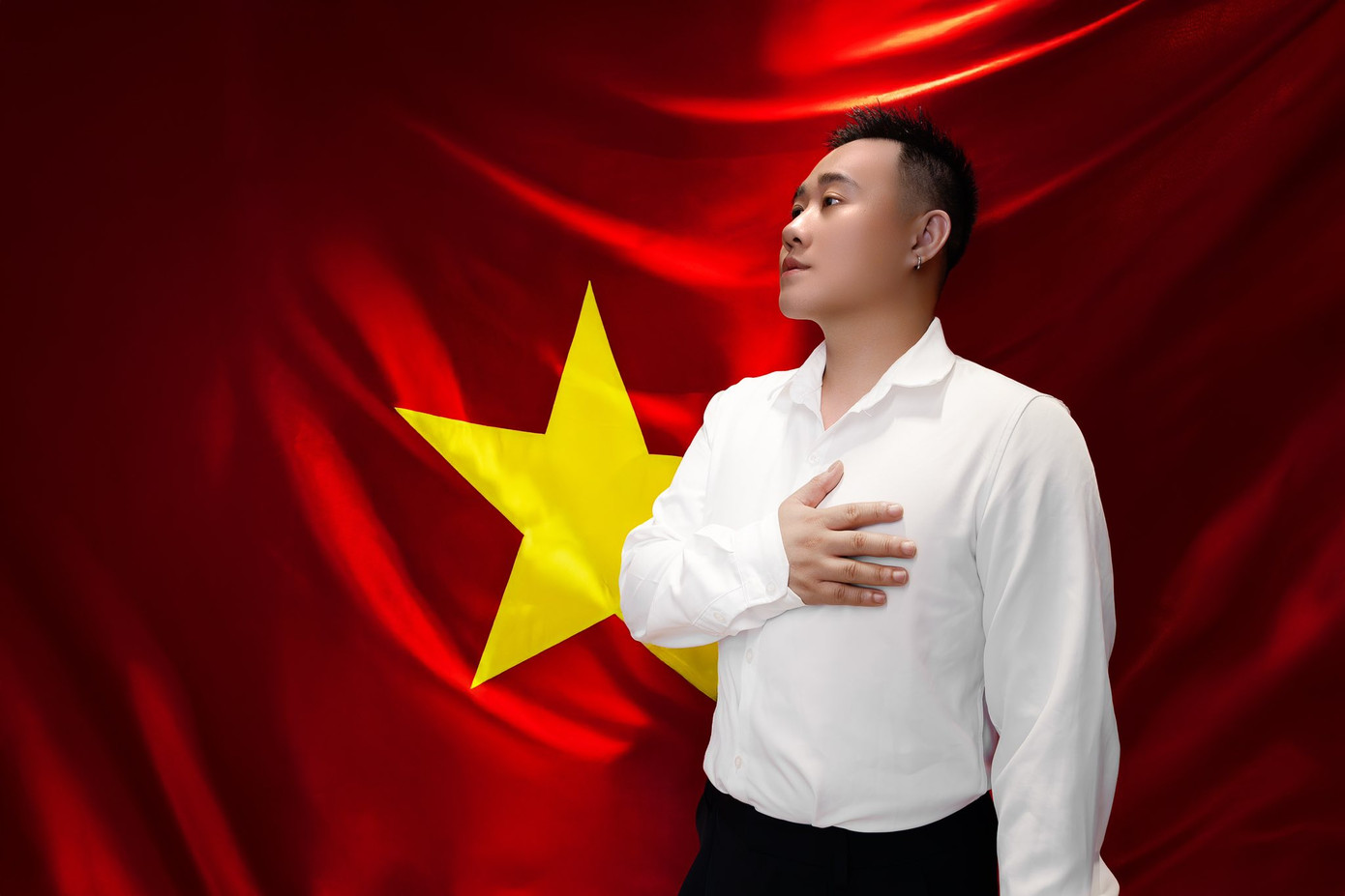 Ca sĩ Trung Quân Idol chia sẻ: "Triệu con tim đang hướng về Dinh Độc Lập. Triệu con người đã và đang được cống hiến cho sự kiện trọng đại của đất nước. Chào mừng Đại Lễ 30/4 - 50 năm Giải phóng miền Nam, thống nhất đất nước. Biết ơn và tự hào".