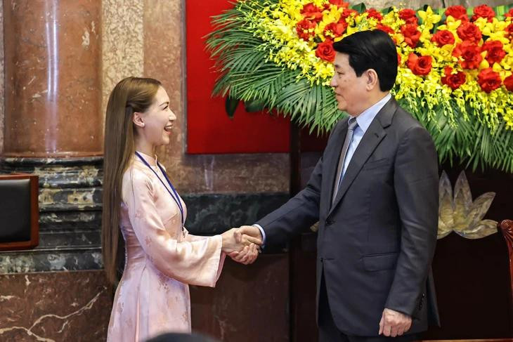 Hòa Minzy xúc động khi được gặp Chủ tịch nước Lương Cường.