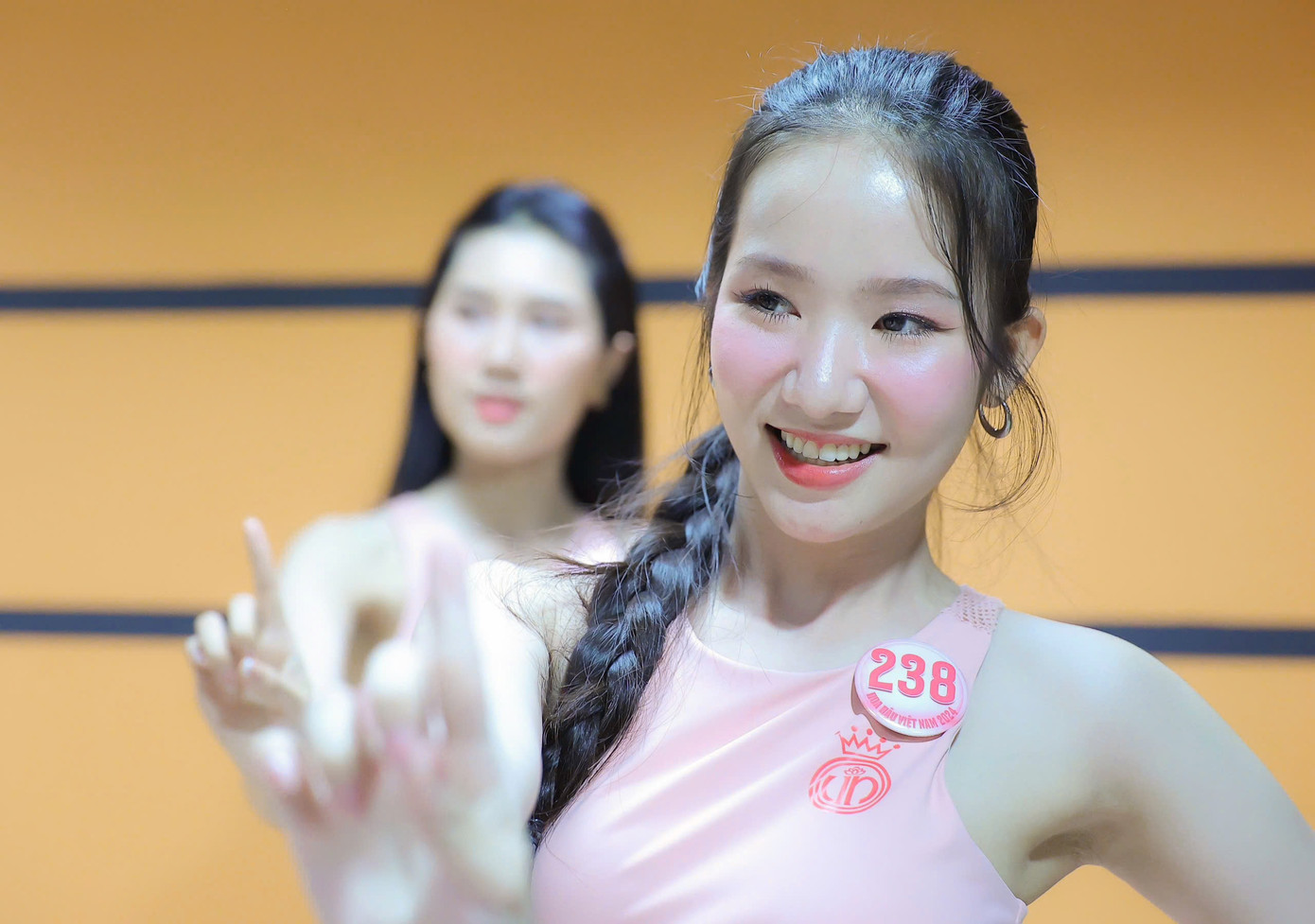 Các cô gái nhanh chóng nhập cuộc và khoe bước nhảy khỏe khoắn, sexy. Các cô gái nhanh chóng nhập cuộc và khoe bước nhảy khỏe khoắn, sexy.