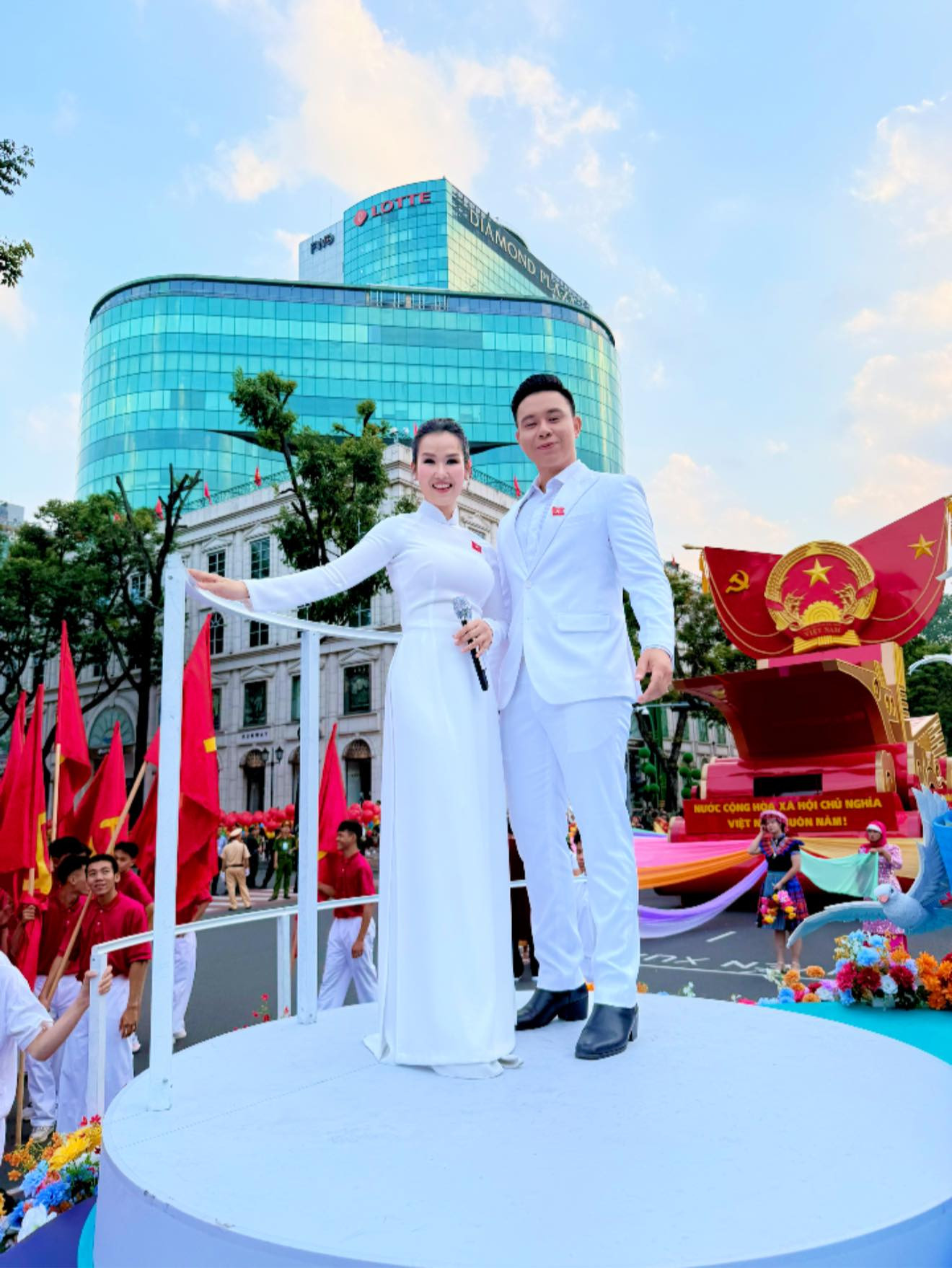 Là một trong những nghệ sĩ biểu diễn dịp đại lễ, ca sĩ Võ Hạ Trâm chia sẻ cảm xúc tự hào, vinh dự pha lẫn hồi hộp, háo hức. Cô cho rằng đây là kỷ niệm không bao giờ quên trong sự nghiệp ca hát. “Hàng triệu con tim đang hướng về Dinh Độc Lập. Hàng ngàn con người đã và đang được cống hiến cho sự kiện trọng đại của đất nước. Và chúng tôi, những văn nghệ sĩ cũng đã hoàn thành nhiệm vụ quốc gia. Chào mừng 50 năm Giải phóng miền Nam, thống nhất đất nước. Nhìn ánh nắng chiếu rực rỡ quốc kỳ tung bay phấp phới”, Võ Hạ Trâm chia sẻ.