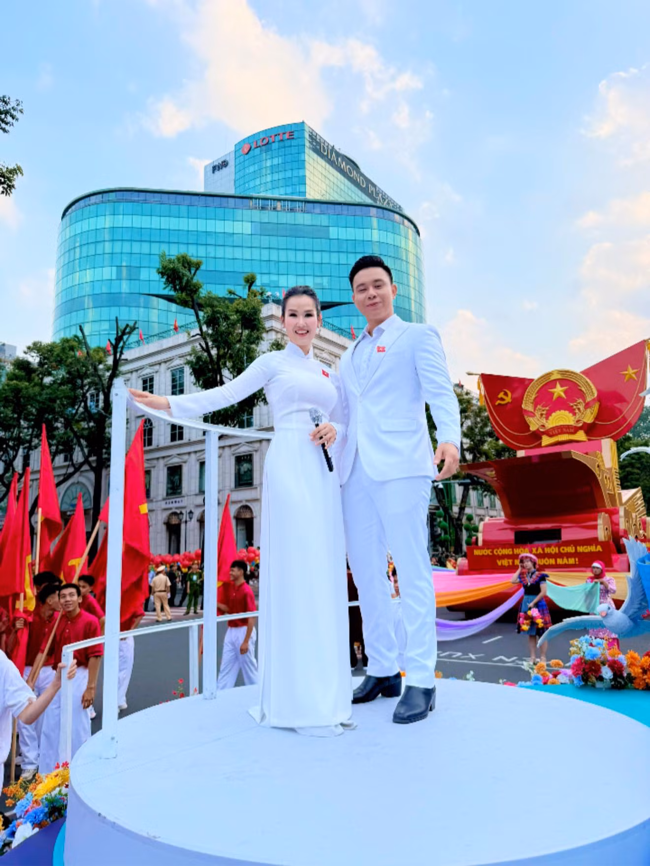 Là một trong những nghệ sĩ biểu diễn dịp đại lễ, ca sĩ Võ Hạ Trâm chia sẻ cảm xúc tự hào, vinh dự pha lẫn hồi hộp, háo hức. Cô cho rằng đây là kỷ niệm không bao giờ quên trong sự nghiệp ca hát. “Hàng triệu con tim đang hướng về Dinh Độc Lập. Hàng ngàn con người đã và đang được cống hiến cho sự kiện trọng đại của đất nước. Và chúng tôi, những văn nghệ sĩ cũng đã hoàn thành nhiệm vụ quốc gia. Chào mừng 50 năm Giải phóng miền Nam, thống nhất đất nước. Nhìn ánh nắng chiếu rực rỡ quốc kỳ tung bay phấp phới”, Võ Hạ Trâm chia sẻ.