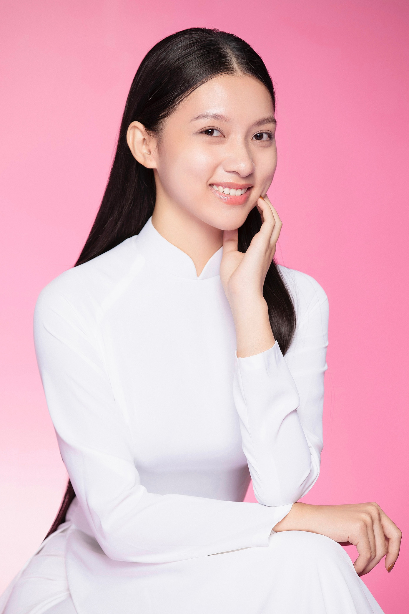 Thí sinh Nguyễn Đỗ Vũ Yến sinh năm 2004, đến từ Tiền Giang, sinh viên Đại học Nguyễn Tất Thành. Cô ước mơ trở thành biên tập viên tại một đài truyền hình. Thí sinh Phạm Thị Thanh Xuân sinh năm 2005, đến từ Huế, sinh viên Đại học Kinh tế - Đại học Đà Nẵng. Cô từng giành danh hiệu Người đẹp Dạ hội cuộc thi Phụ nữ Tài năng - Duyên dáng của Hội liên hiệp Phụ nữ Thành phố Đà Nẵng, Top 12 cuộc thi Miss&amp;Mr UD - Đại học Đà Nẵng.