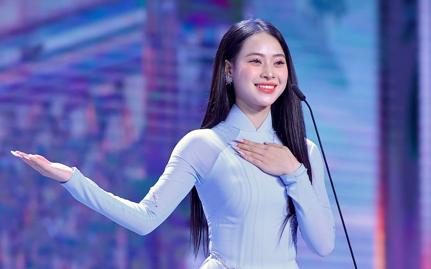 Tối 20/4, Chung khảo toàn quốc cuộc thi Hoa hậu Việt Nam 2024 diễn ra tại Hà Nội. Trên nền nhạc Việt Nam hào quang rực sáng, thí sinh bước vào phần thi trình diễn trang phục áo dài. Điểm đổi mới trong phần thi này so với các mùa trước là thí sinh tự giới thiệu bản thân bằng màn hô tên. Trong ảnh là thí sinh Lê Đoàn Kiều Trinh, đến từ Ninh Bình. Cô sinh năm 2005, là sinh viên Đại học Kinh tế Quốc dân. Tối 20/4, Chung khảo toàn quốc cuộc thi Hoa hậu Việt Nam 2024 diễn ra tại Hà Nội. Trên nền nhạc Việt Nam hào quang rực sáng, thí sinh bước vào phần thi trình diễn trang phục áo dài. Điểm đổi mới trong phần thi này so với các mùa trước là thí sinh tự giới thiệu bản thân bằng màn hô tên. Trong ảnh là thí sinh Lê Đoàn Kiều Trinh, đến từ Ninh Bình. Cô sinh năm 2005, là sinh viên Đại học Kinh tế Quốc dân.