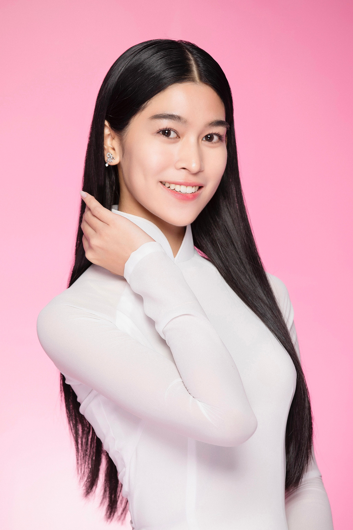 Nguyễn Thanh Thảo sinh năm 2006, đến từ Hà Nội, là sinh viên năm nhất chuyên ngành Luật thương mại quốc tế của Học viện Ngoại giao. Thanh Thảo biết 2 ngoại ngữ, có điểm IELTS 7.5, có thể giao tiếp tốt bằng tiếng Pháp. Cô từng giành giải Vàng tại Liên hoan Nghệ thuật châu Á - Thái Bình Dương 2019. Nguyễn Ngọc Anh sinh năm 2006, đến từ Hải Phòng, hiện là sinh viên Đại học Kinh tế - Đại học Quốc gia Hà Nội. Cô là Á khôi 2 UEB Charming. Nguyễn Thanh Thảo sinh năm 2006, đến từ Hà Nội, là sinh viên năm nhất chuyên ngành Luật thương mại quốc tế của Học viện Ngoại giao. Thanh Thảo biết 2 ngoại ngữ, có điểm IELTS 7.5, có thể giao tiếp tốt bằng tiếng Pháp. Cô từng giành giải Vàng tại Liên hoan Nghệ thuật châu Á - Thái Bình Dương 2019. Nguyễn Ngọc Anh sinh năm 2006, đến từ Hải Phòng, hiện là sinh viên Đại học Kinh tế - Đại học Quốc gia Hà Nội. Cô là Á khôi 2 UEB Charming.