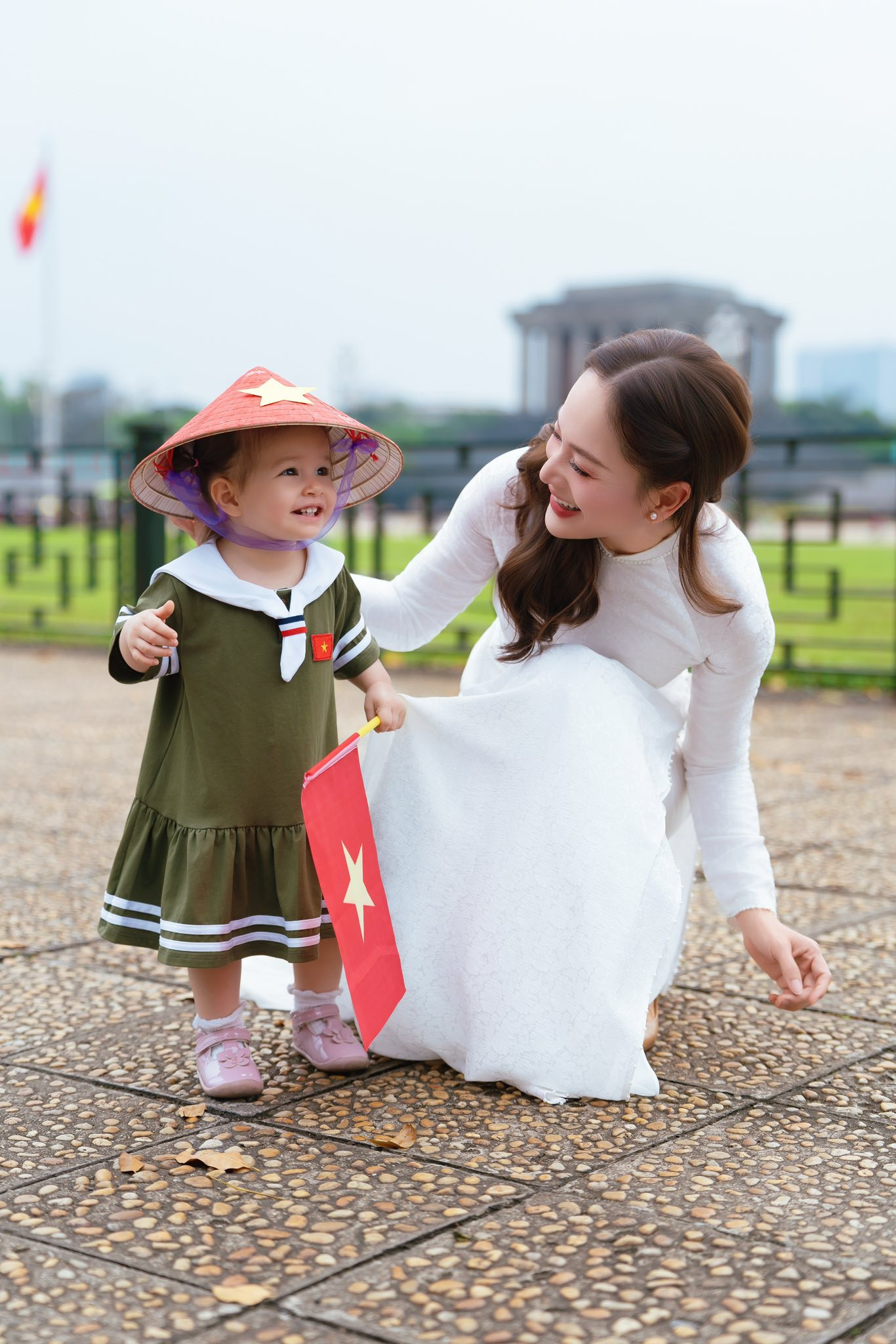 Bộ ảnh nhanh chóng thu hút sự quan tâm của người hâm mộ. "Hai mẹ con đẹp và thần thái tuyệt vời", "Bé đáng yêu và dễ thương lắm chị ơi", "Bộ ảnh ý nghĩa", "Hai mẹ con dễ thương quá"... là một số bình luận của khán giả. Bộ ảnh nhanh chóng thu hút sự quan tâm của người hâm mộ. "Hai mẹ con đẹp và thần thái tuyệt vời", "Bé đáng yêu và dễ thương lắm chị ơi", "Bộ ảnh ý nghĩa", "Hai mẹ con dễ thương quá"... là một số bình luận của khán giả.