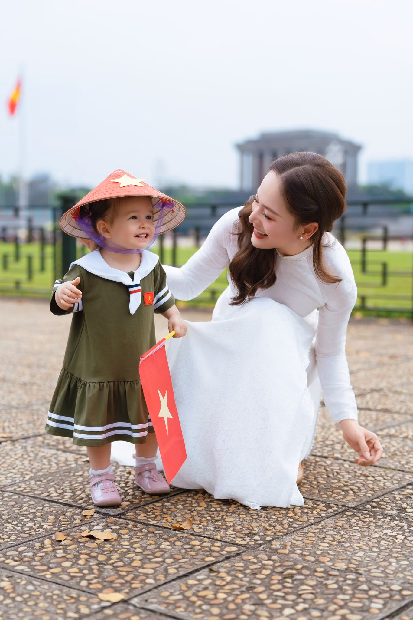 Bộ ảnh nhanh chóng thu hút sự quan tâm của người hâm mộ. "Hai mẹ con đẹp và thần thái tuyệt vời", "Bé đáng yêu và dễ thương lắm chị ơi", "Bộ ảnh ý nghĩa", "Hai mẹ con dễ thương quá"... là một số bình luận của khán giả. Bộ ảnh nhanh chóng thu hút sự quan tâm của người hâm mộ. "Hai mẹ con đẹp và thần thái tuyệt vời", "Bé đáng yêu và dễ thương lắm chị ơi", "Bộ ảnh ý nghĩa", "Hai mẹ con dễ thương quá"... là một số bình luận của khán giả.