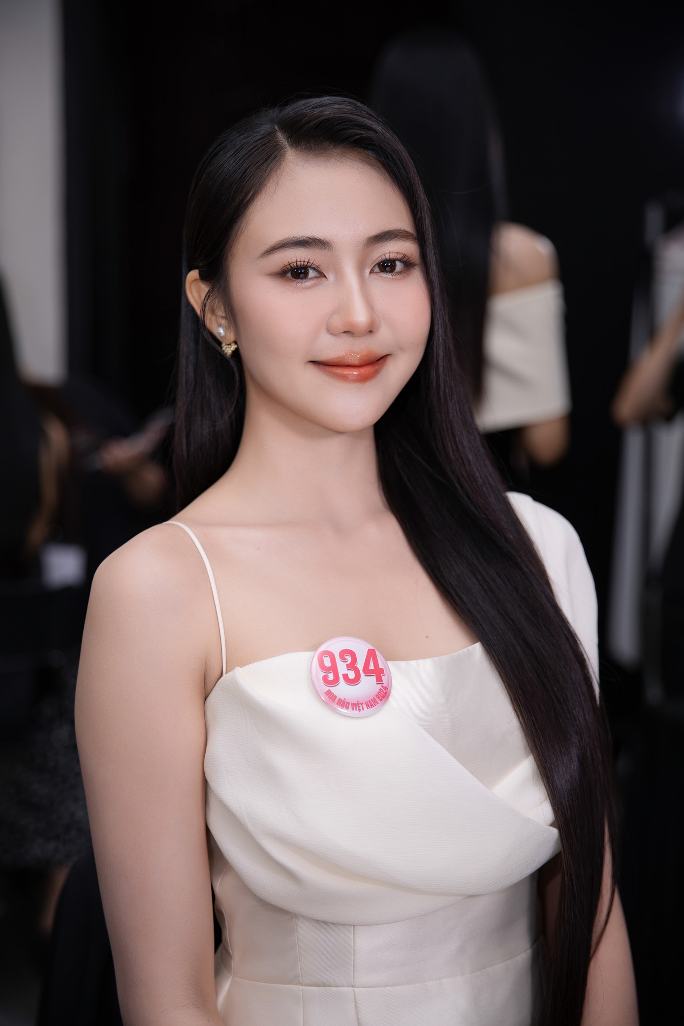 Lê Thị Mỹ Dung là thí sinh sở hữu mái tóc tự nhiên, dài nhất ở Hoa hậu Việt Nam 2024. Mỹ Dung cho biết cô nuôi tóc và không sử dụng hóa chất với mong muốn hiến tóc cho bệnh nhân ung thư.