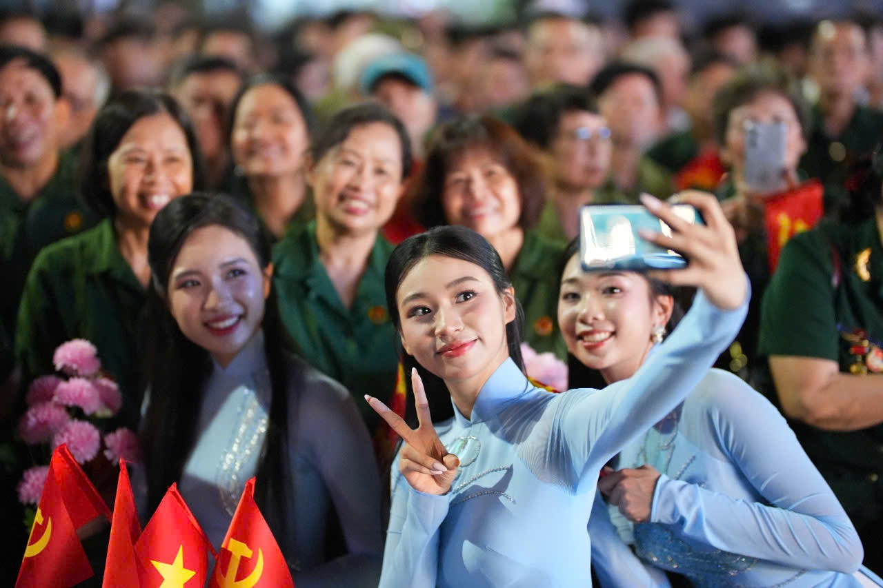 “Ban tổ chức Hoa hậu Việt Nam 2024 tạo điều kiện để chúng tôi có hành trình ý nghĩa như viếng thăm Nghĩa trang Trường Sơn, Nghĩa trang Đường 9, dâng hương tại Thành cổ Quảng Trị, thả đèn hoa đăng ở bờ Bắc sông Thạch Hãn và dự lễ Thượng cờ khu vực Đôi bờ Hiền Lương - Bến Hải. Các hoạt động giúp khơi gợi niềm tự hào dân tộc và ý thức bản thân học tập, rèn luyện trở thành người có ích cho cộng đồng, xã hội”, thí sinh Trần Thị Huyền Cơ nói.