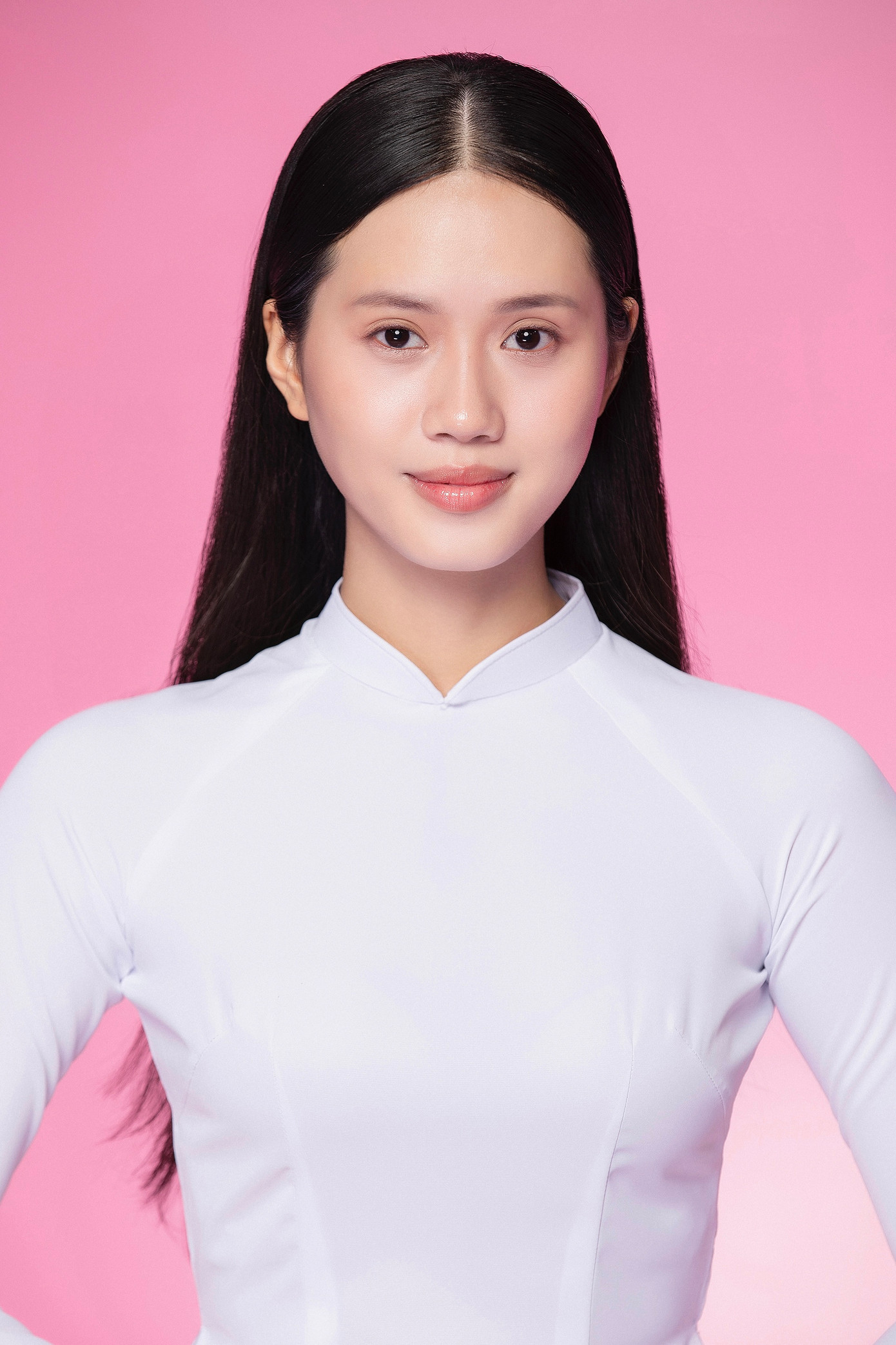 Từ trái qua: Thí sinh Đoàn Thị Diệu Huyền sinh năm 2003 và Võ Thị Thanh Bình sinh năm 2005, cùng đến từ Quảng Trị. Diệu Huyền là sinh viên trường Đại học Công nghệ Thông tin và Truyền thông Việt - Hàn (Đại học Đà Nẵng), từng giành danh hiệu Hoa khôi Miss VKU 2024, Á khôi 2 và Miss Áo dài cuộc thi Đại sứ Sinh viên Đại học Đà Nẵng (Miss & Mr UD) 2024. Thanh Bình là sinh viên trường Đại học Sân khấu Điện ảnh TP.HCM. Cô từng lọt vào top 38 Hoa khôi Sinh viên Việt Nam, top 16 Hoa hậu Du lịch Bản sắc Việt Nam... Từ trái qua: Thí sinh Đoàn Thị Diệu Huyền sinh năm 2003 và Võ Thị Thanh Bình sinh năm 2005, cùng đến từ Quảng Trị. Diệu Huyền là sinh viên trường Đại học Công nghệ Thông tin và Truyền thông Việt - Hàn (Đại học Đà Nẵng), từng giành danh hiệu Hoa khôi Miss VKU 2024, Á khôi 2 và Miss Áo dài cuộc thi Đại sứ Sinh viên Đại học Đà Nẵng (Miss & Mr UD) 2024. Thanh Bình là sinh viên trường Đại học Sân khấu Điện ảnh TP.HCM. Cô từng lọt vào top 38 Hoa khôi Sinh viên Việt Nam, top 16 Hoa hậu Du lịch Bản sắc Việt Nam...