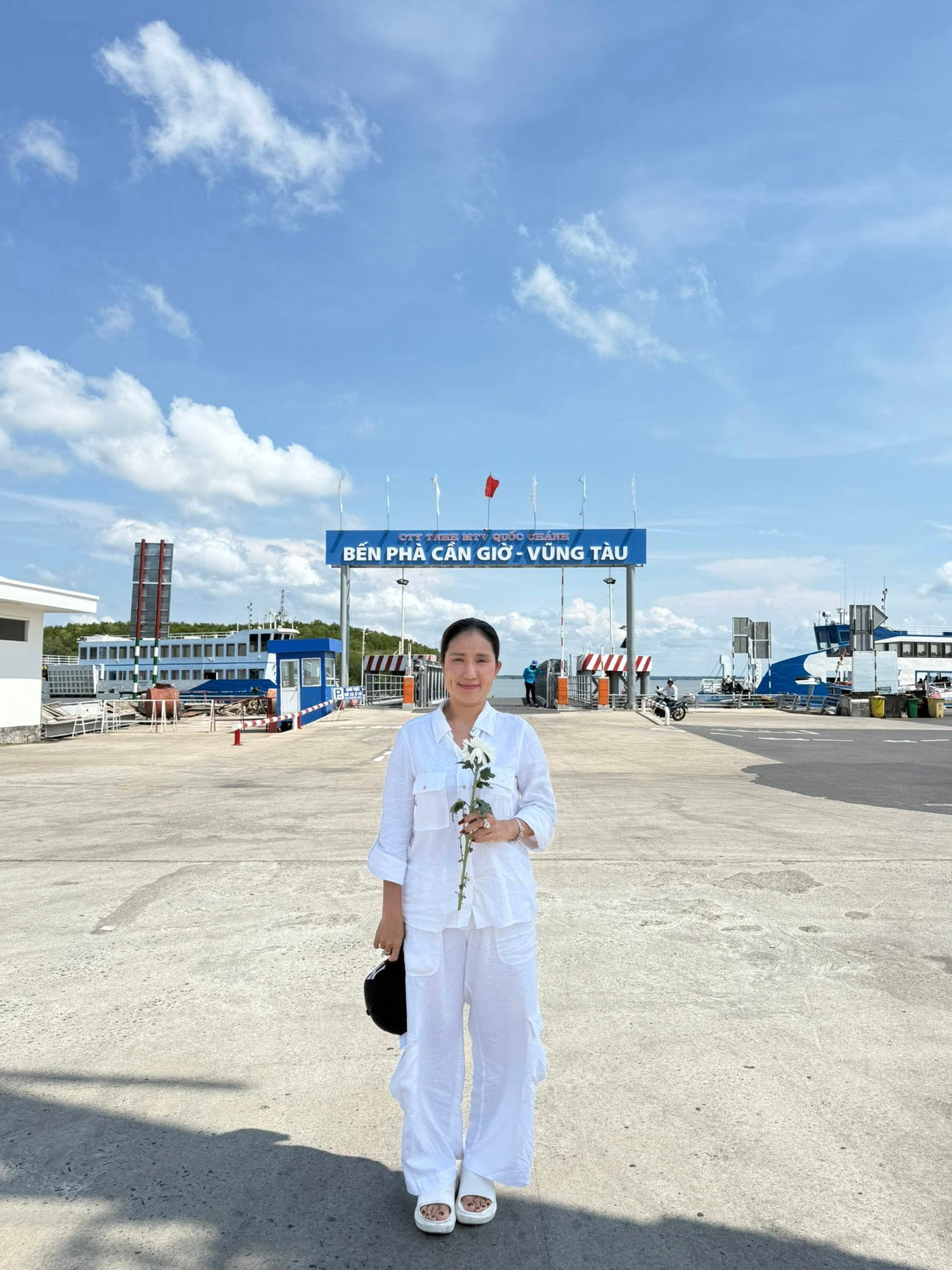 Cát Tường, Vân Trang tới biển Cần Giờ tiễn đưa Quý Bình. Cát Tường, Vân Trang tới biển Cần Giờ tiễn đưa Quý Bình.