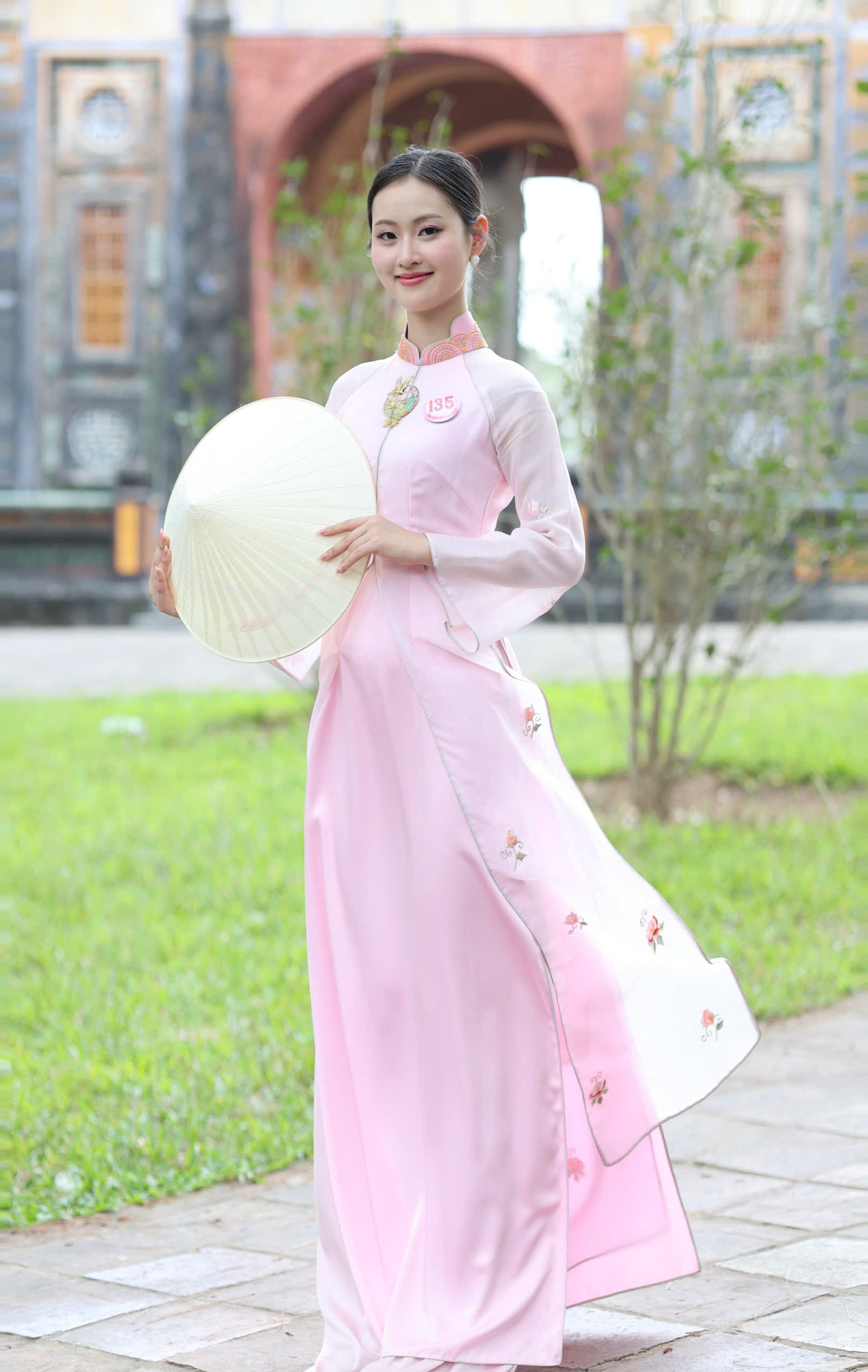 Tú Anh sinh năm 2003, đến từ Nghệ An. Cô là sinh viên năm cuối Đại học Ngoại thương Hà Nội. Tú Anh sinh năm 2003, đến từ Nghệ An. Cô là sinh viên năm cuối Đại học Ngoại thương Hà Nội.