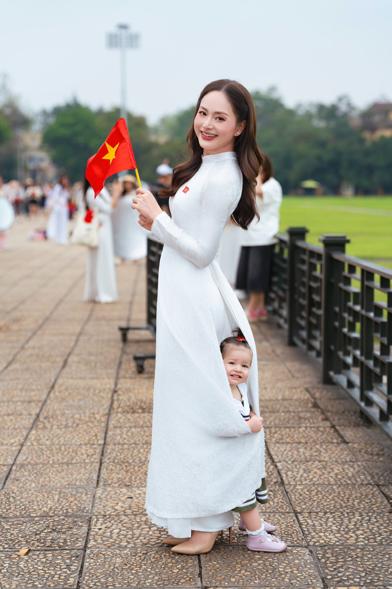 Lan Phương sinh năm 1983, là diễn viên quen mặt của phim truyền hình. Cô biến hóa và gây ấn tượng qua nhiều vai diễn trong các phim như Cô gái xấu xí, Cả một đời ân oán, Thương ngày nắng về, Gia đình mình vui bất thình lình, Tết ở làng địa ngục… Lan Phương sinh năm 1983, là diễn viên quen mặt của phim truyền hình. Cô biến hóa và gây ấn tượng qua nhiều vai diễn trong các phim như Cô gái xấu xí, Cả một đời ân oán, Thương ngày nắng về, Gia đình mình vui bất thình lình, Tết ở làng địa ngục…