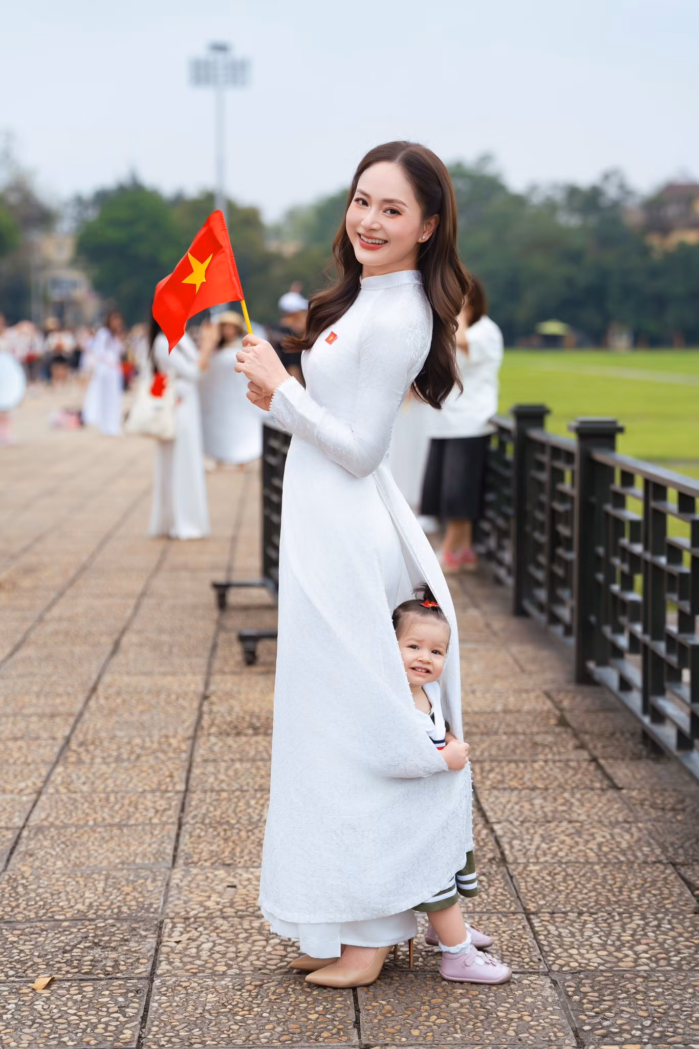 Lan Phương sinh năm 1983, là diễn viên quen mặt của phim truyền hình. Cô biến hóa và gây ấn tượng qua nhiều vai diễn trong các phim như Cô gái xấu xí, Cả một đời ân oán, Thương ngày nắng về, Gia đình mình vui bất thình lình, Tết ở làng địa ngục… Lan Phương sinh năm 1983, là diễn viên quen mặt của phim truyền hình. Cô biến hóa và gây ấn tượng qua nhiều vai diễn trong các phim như Cô gái xấu xí, Cả một đời ân oán, Thương ngày nắng về, Gia đình mình vui bất thình lình, Tết ở làng địa ngục…