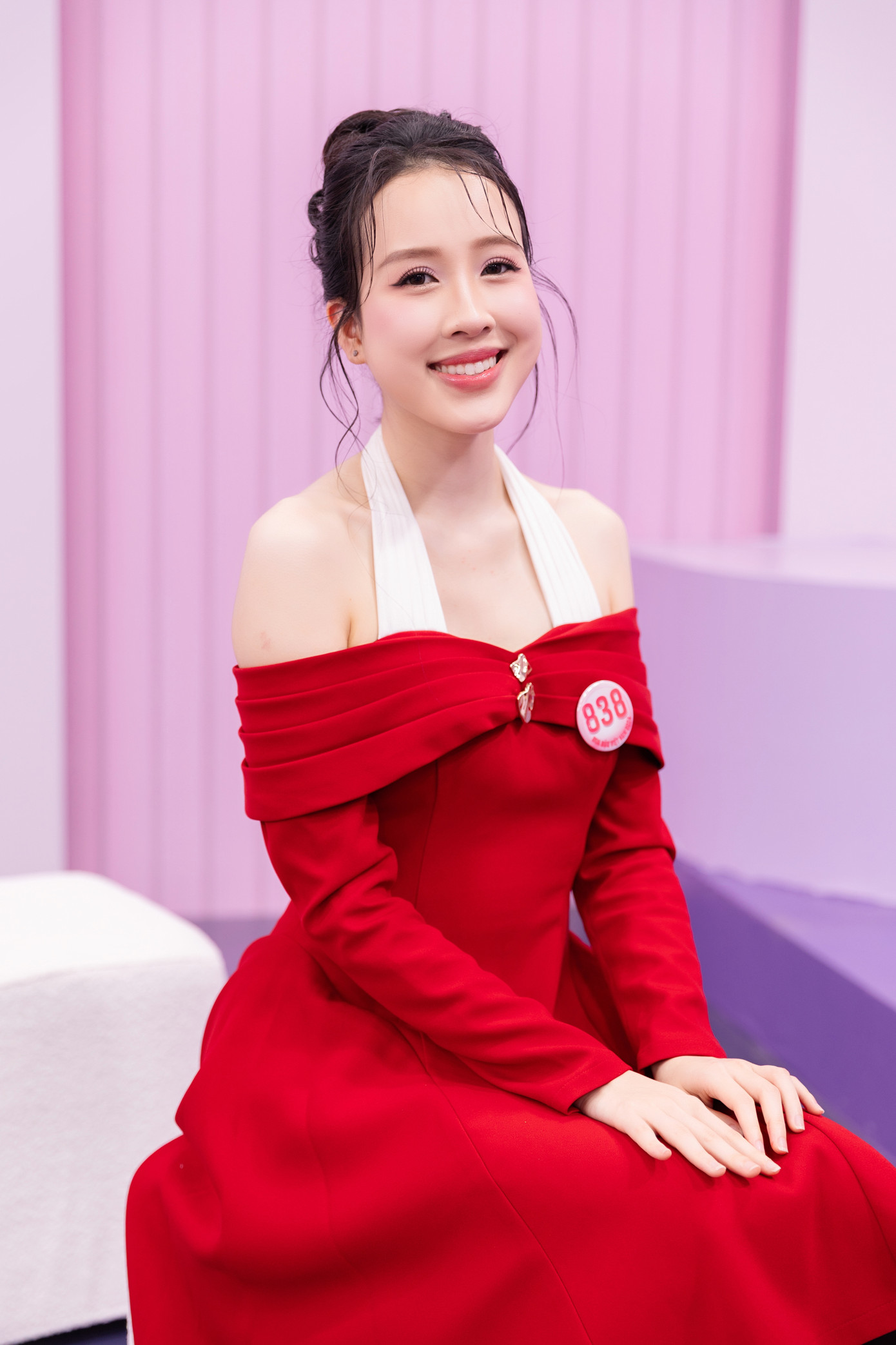 Trong tập 1 truyền hình thực tế, Hà Thu Trang tự hào khi sinh ra trong gia đình giàu truyền thống cách mạng. Cô cũng là một trong những thí sinh có trình độ ngoại ngữ ấn tượng, đạt 960/990 điểm TOEIC trong lần thi đầu tiên.