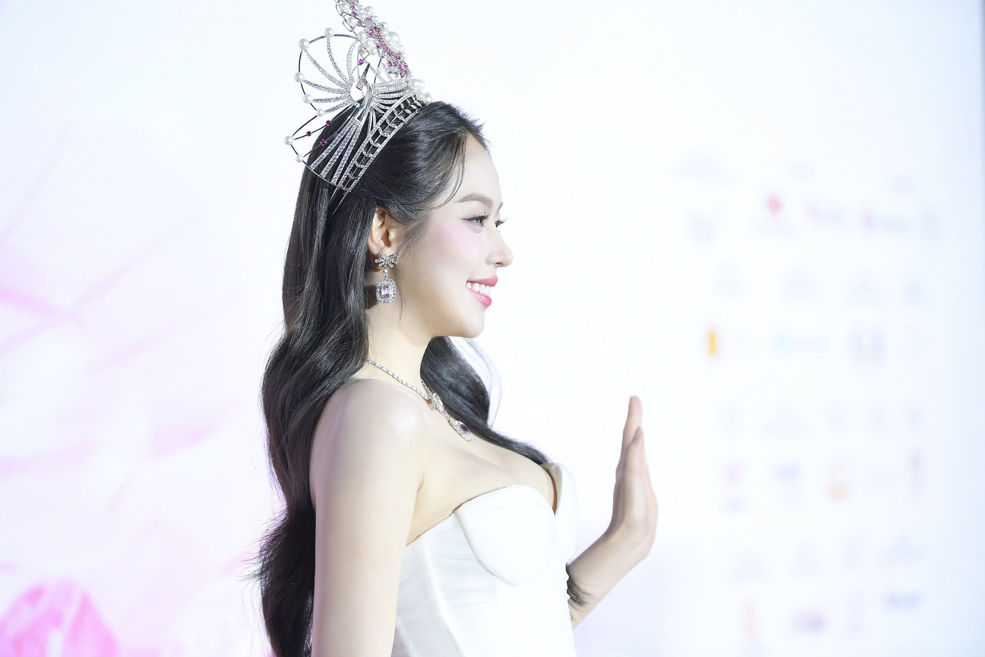 Thanh Thủy cho biết cô thấu hiểu cảm xúc hồi hộp của thí sinh, tương đồng với bản thân lúc tham gia Chung khảo Hoa hậu Việt Nam 2022. “Sự hồi hộp chỉ là cảm giác, quan trọng là các bạn phải tìm khoảnh khắc đẹp nhất của mình trên sân khấu. Điều đó giúp bạn thêm tự tin và tỏa sáng”, Thanh Thủy nhắn nhủ.