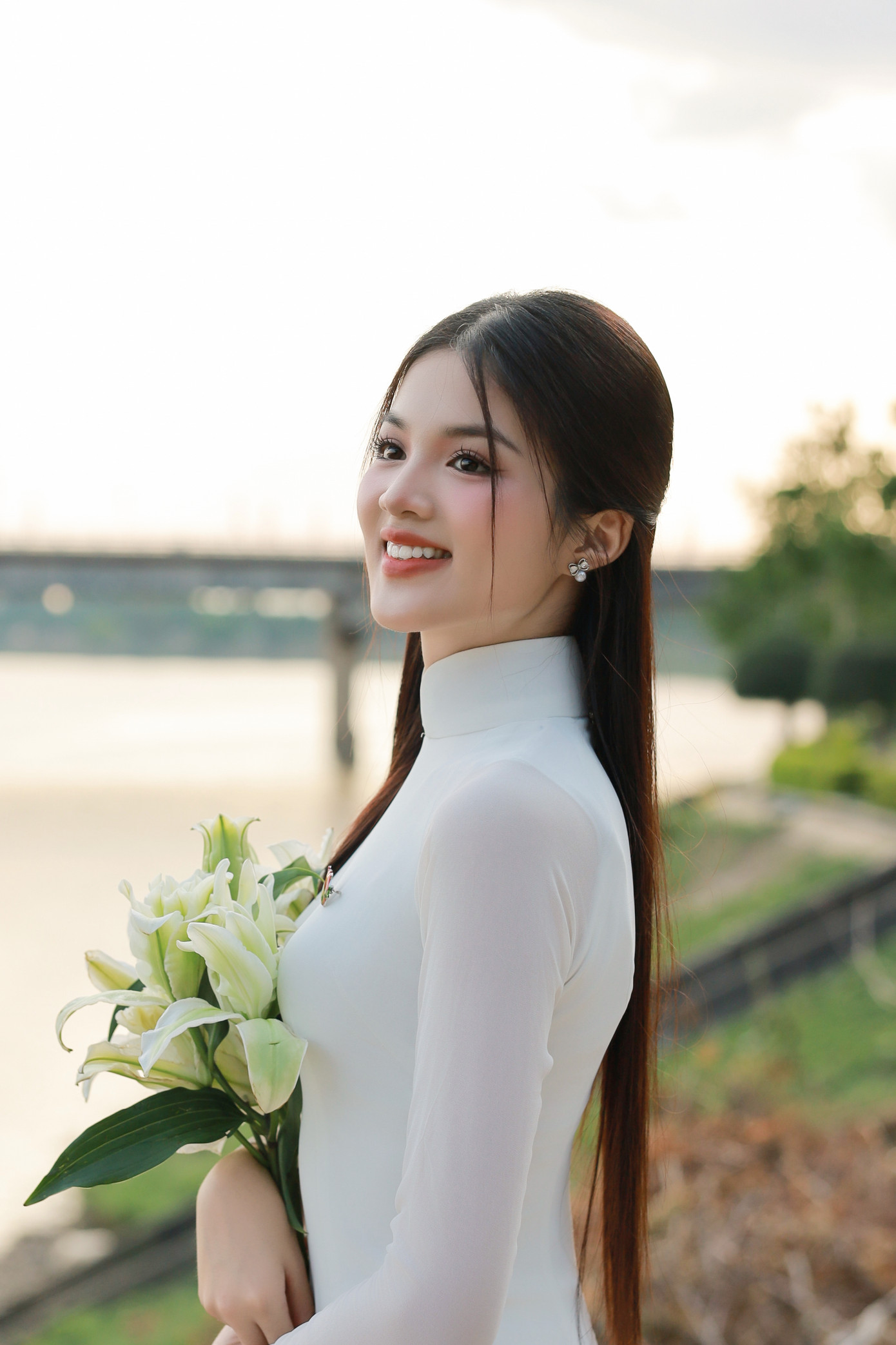 Theo Minh Thu, tình yêu đất nước xuất phát từ trái tim của mỗi người dân Việt Nam, khó định lượng hay đong đếm. Tuy nhiên, có thể thấy rõ tình yêu nước thông qua hình ảnh những người trẻ không ngừng nỗ lực phát triển bản thân, vươn mình hội nhập, giữ gìn và lan tỏa những nét đẹp văn hóa truyền thống, tự hào hô vang “Tôi là người Việt Nam”. Theo Minh Thu, tình yêu đất nước xuất phát từ trái tim của mỗi người dân Việt Nam, khó định lượng hay đong đếm. Tuy nhiên, có thể thấy rõ tình yêu nước thông qua hình ảnh những người trẻ không ngừng nỗ lực phát triển bản thân, vươn mình hội nhập, giữ gìn và lan tỏa những nét đẹp văn hóa truyền thống, tự hào hô vang “Tôi là người Việt Nam”.