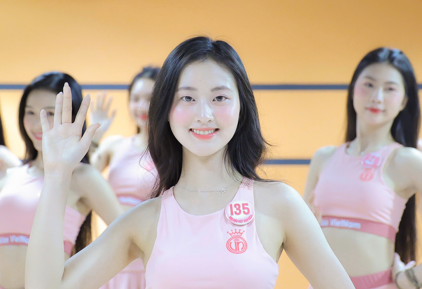 Thí sinh Hoàng Thị Tú Anh (SBD 135) cho biết Hoa hậu Việt Nam là cuộc thi nhan sắc đầu tiên cô đăng ký tham gia vì nhút nhát, sợ bị người khác phán xét, đánh giá. Tú Anh nỗ lực giảm từ 55 kg xuống 49 kg để có vóc dáng tự tin nhất. Thí sinh Hoàng Thị Tú Anh (SBD 135) cho biết Hoa hậu Việt Nam là cuộc thi nhan sắc đầu tiên cô đăng ký tham gia vì nhút nhát, sợ bị người khác phán xét, đánh giá. Tú Anh nỗ lực giảm từ 55 kg xuống 49 kg để có vóc dáng tự tin nhất.