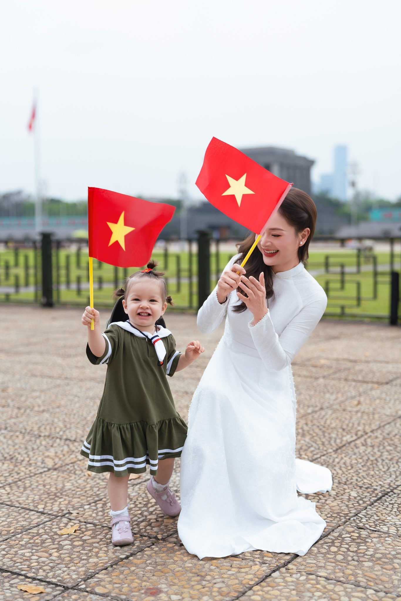 Trên trang cá nhân, diễn viên Lan Phương chia sẻ bộ ảnh thực hiện cùng con gái thứ hai Mia. Cô chia sẻ: “Mia ơi, con đừng quên rằng từng giây phút bình yên mà mẹ con mình đang sống hôm nay là kết tinh từ hàng triệu trái tim đã ngừng đập vì đất nước con nhé”. Trên trang cá nhân, diễn viên Lan Phương chia sẻ bộ ảnh thực hiện cùng con gái thứ hai Mia. Cô chia sẻ: “Mia ơi, con đừng quên rằng từng giây phút bình yên mà mẹ con mình đang sống hôm nay là kết tinh từ hàng triệu trái tim đã ngừng đập vì đất nước con nhé”.