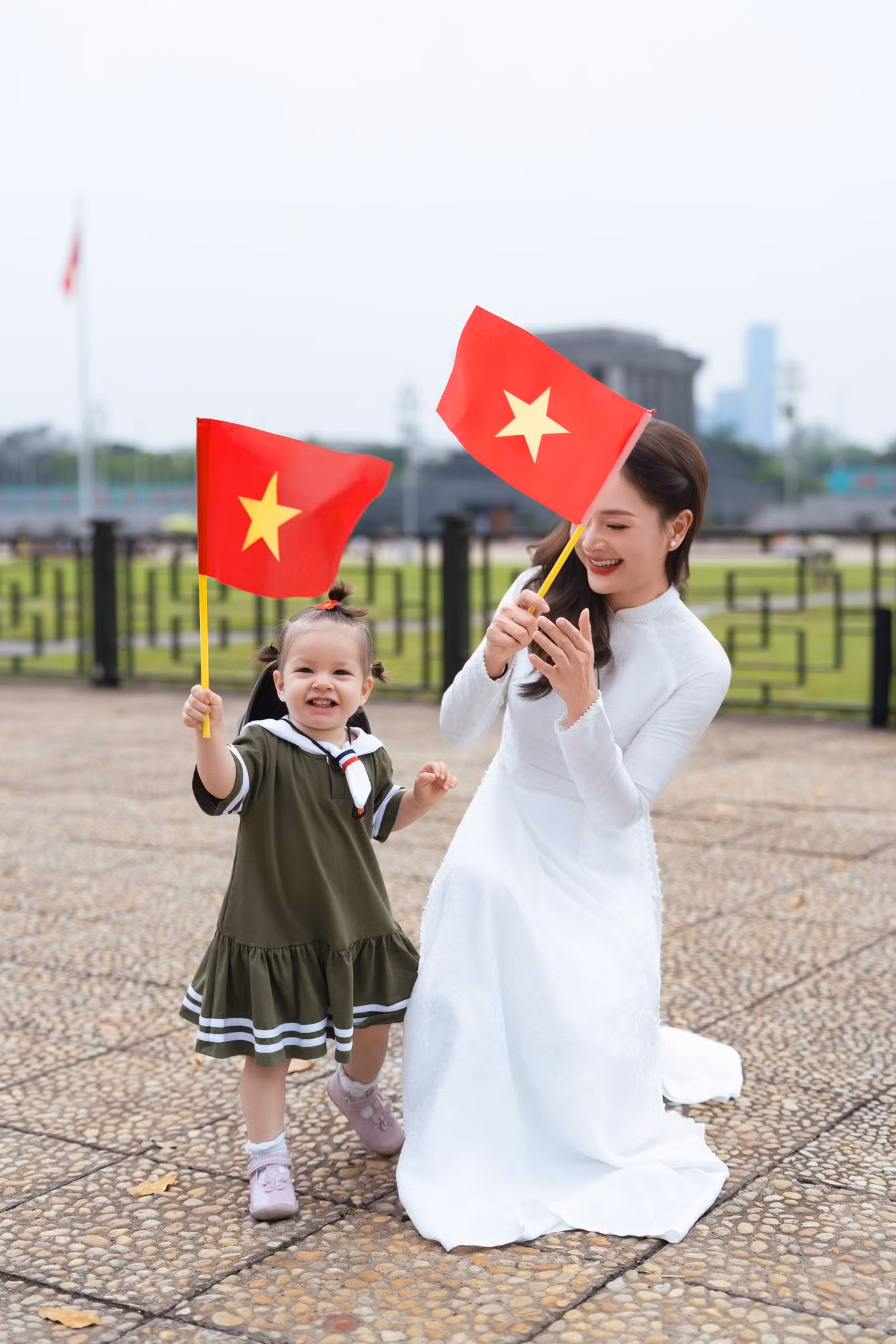 Trên trang cá nhân, diễn viên Lan Phương chia sẻ bộ ảnh thực hiện cùng con gái thứ hai Mia. Cô chia sẻ: “Mia ơi, con đừng quên rằng từng giây phút bình yên mà mẹ con mình đang sống hôm nay là kết tinh từ hàng triệu trái tim đã ngừng đập vì đất nước con nhé”. Trên trang cá nhân, diễn viên Lan Phương chia sẻ bộ ảnh thực hiện cùng con gái thứ hai Mia. Cô chia sẻ: “Mia ơi, con đừng quên rằng từng giây phút bình yên mà mẹ con mình đang sống hôm nay là kết tinh từ hàng triệu trái tim đã ngừng đập vì đất nước con nhé”.