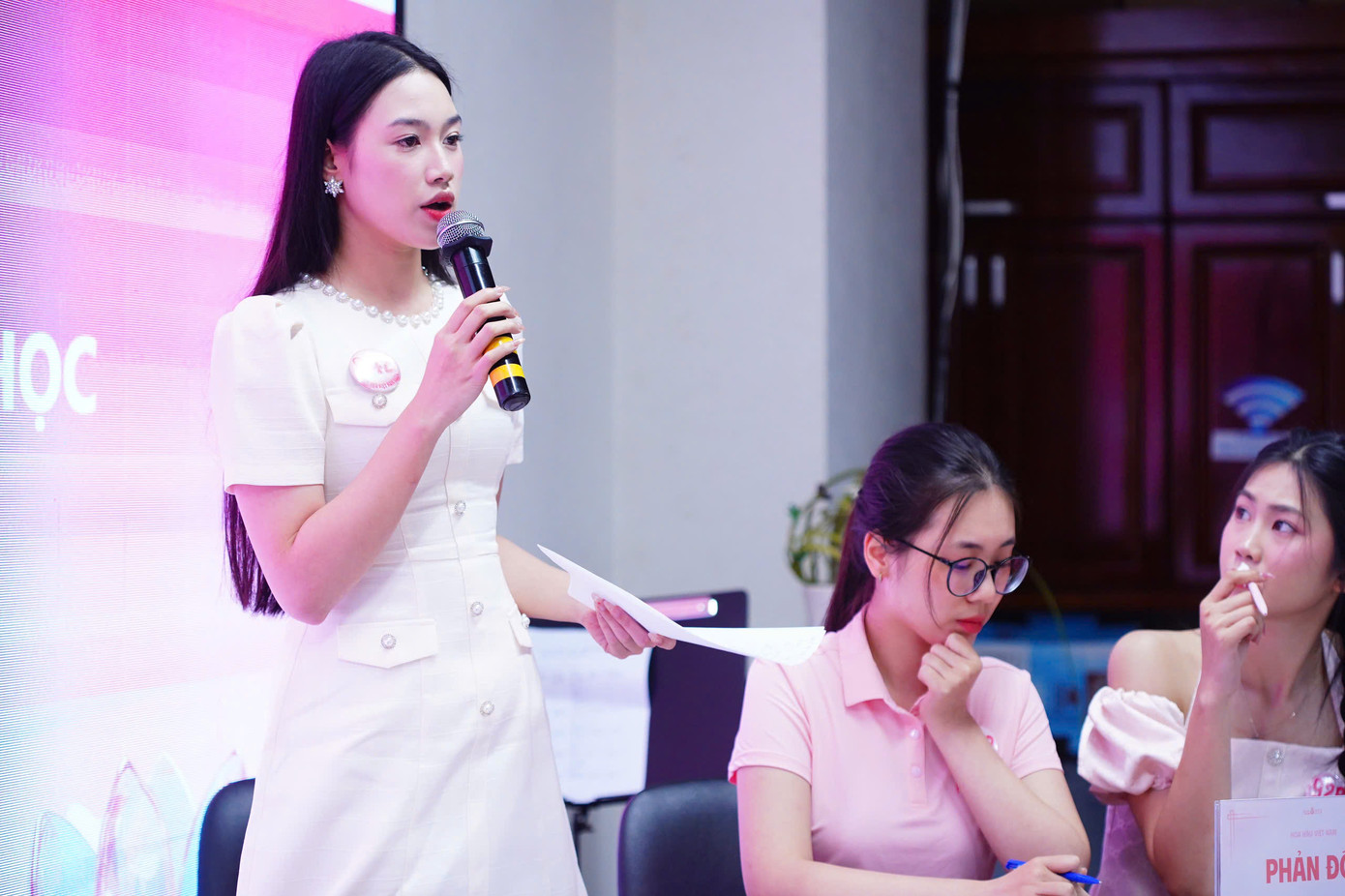 Chung quan điểm với Hoa hậu Nguyễn Thị Huyền, Hoa hậu Đỗ Hà khuyên thí sinh hạn chế việc cầm giấy đọc khi hùng biện, tranh biện. “Các bạn nên gạch đầu dòng những luận điểm chính và triển khai vấn đề theo quan điểm, suy nghĩ và ngôn ngữ của mình. Ngược lại, chúng ta chỉ là cái máy đọc, không phải người bảo vệ quan điểm hay phản đối luận điểm của người khác và phần trình diễn không có sự thu hút. Nói cách khác nó hoàn toàn sáo rỗng”, Đỗ Hà chia sẻ. Chung quan điểm với Hoa hậu Nguyễn Thị Huyền, Hoa hậu Đỗ Hà khuyên thí sinh hạn chế việc cầm giấy đọc khi hùng biện, tranh biện. “Các bạn nên gạch đầu dòng những luận điểm chính và triển khai vấn đề theo quan điểm, suy nghĩ và ngôn ngữ của mình. Ngược lại, chúng ta chỉ là cái máy đọc, không phải người bảo vệ quan điểm hay phản đối luận điểm của người khác và phần trình diễn không có sự thu hút. Nói cách khác nó hoàn toàn sáo rỗng”, Đỗ Hà chia sẻ.