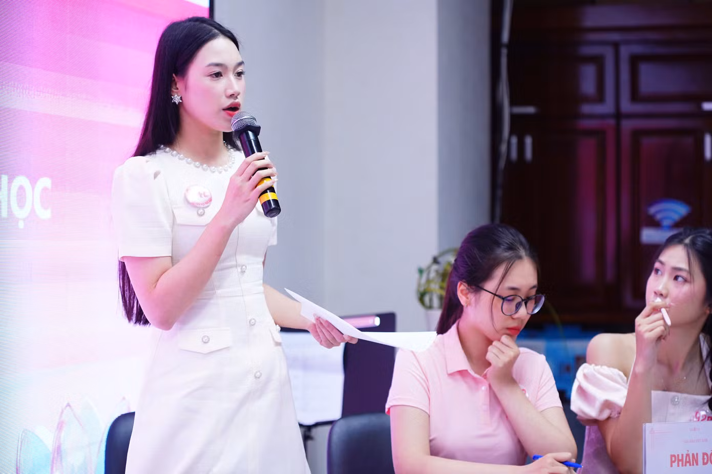 Chung quan điểm với Hoa hậu Nguyễn Thị Huyền, Hoa hậu Đỗ Hà khuyên thí sinh hạn chế việc cầm giấy đọc khi hùng biện, tranh biện. “Các bạn nên gạch đầu dòng những luận điểm chính và triển khai vấn đề theo quan điểm, suy nghĩ và ngôn ngữ của mình. Ngược lại, chúng ta chỉ là cái máy đọc, không phải người bảo vệ quan điểm hay phản đối luận điểm của người khác và phần trình diễn không có sự thu hút. Nói cách khác nó hoàn toàn sáo rỗng”, Đỗ Hà chia sẻ.