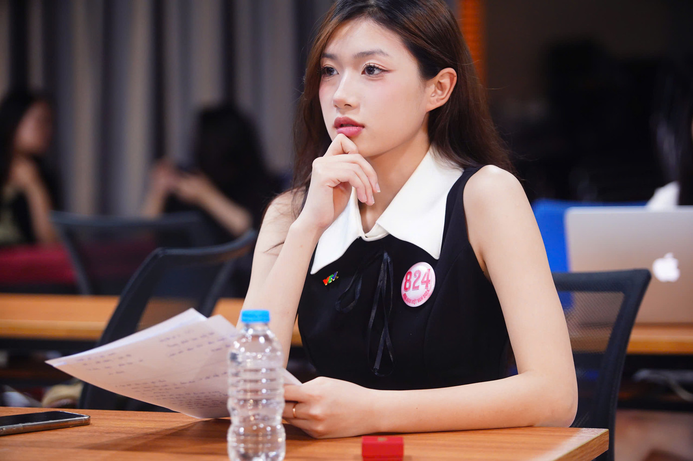 “Bên cạnh những buổi luyện tập catwalk, phong thái, vũ đạo… thì nội dung tranh biện, hùng biện giúp thí sinh Hoa hậu Việt Nam có thêm kinh nghiệm, trải nghiệm mới. Đừng buồn nếu bạn chưa có màn hùng biện hoàn hảo. Hãy xem xét, cân nhắc những góp ý của ban giám khảo, trên tinh thần học hỏi để hoàn thiện, phát triển bản thân”, Đỗ Hà nói. “Bên cạnh những buổi luyện tập catwalk, phong thái, vũ đạo… thì nội dung tranh biện, hùng biện giúp thí sinh Hoa hậu Việt Nam có thêm kinh nghiệm, trải nghiệm mới. Đừng buồn nếu bạn chưa có màn hùng biện hoàn hảo. Hãy xem xét, cân nhắc những góp ý của ban giám khảo, trên tinh thần học hỏi để hoàn thiện, phát triển bản thân”, Đỗ Hà nói.