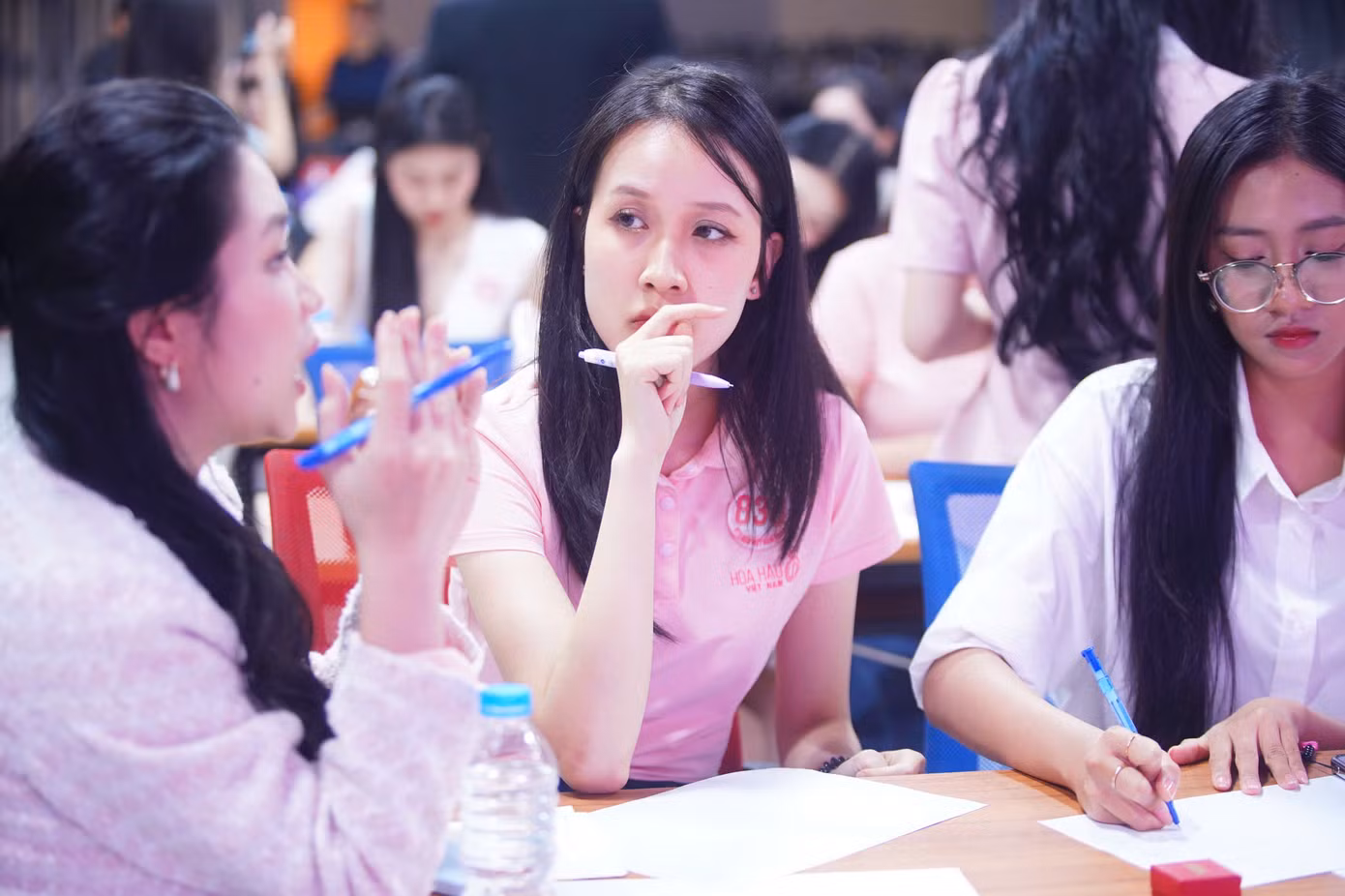 Tuy nhiên, cô góp ý nên tiết chế thái độ khi trình bày và bảo vệ quan điểm. Hoa hậu Nguyễn Thị Huyền cho rằng sức mạnh của người phụ nữ là sự mềm mại và hãy thuyết phục đối phương bằng kiến thức, trải nghiệm và sự mềm mỏng.
